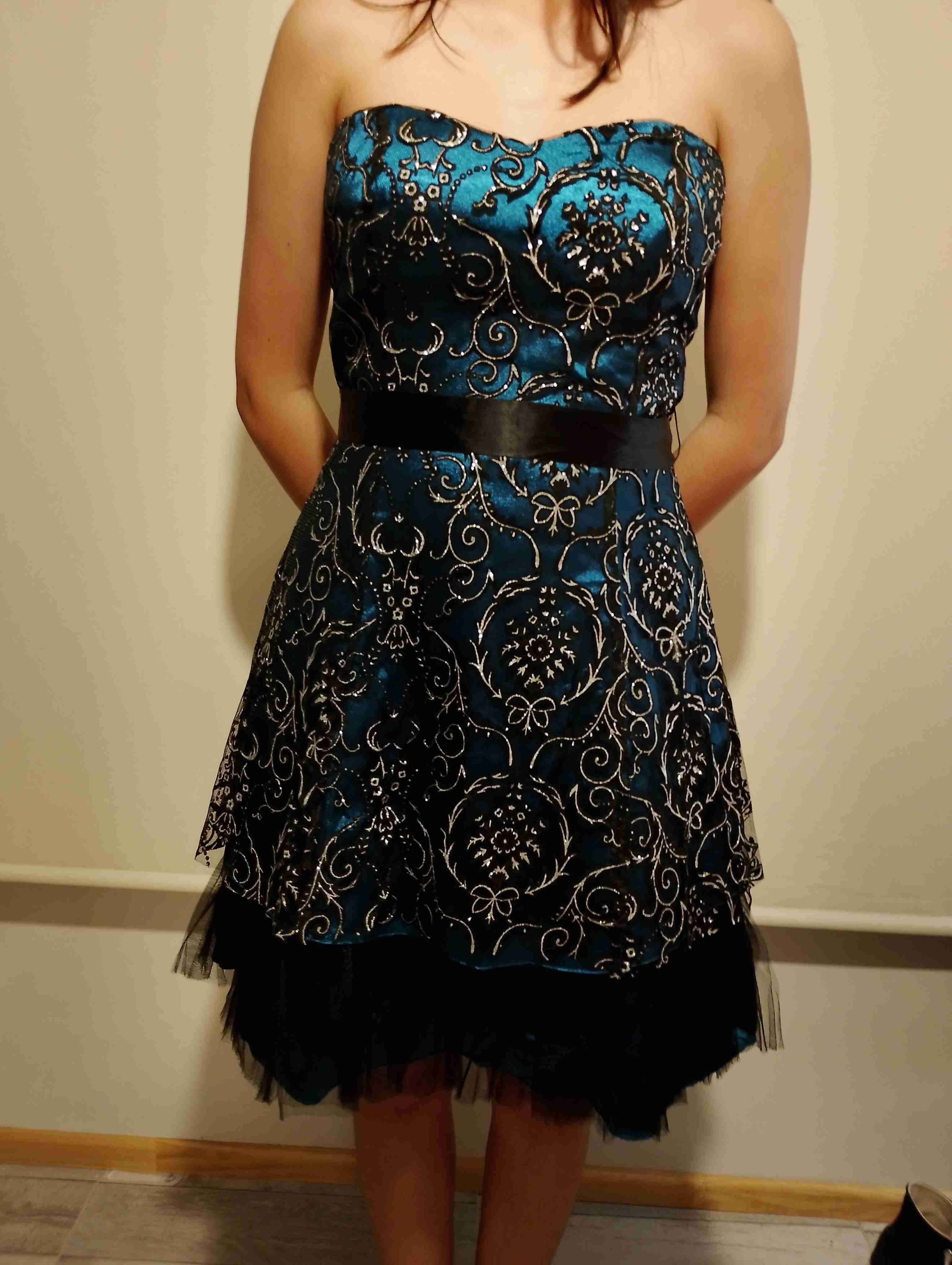 Vestido azul con bordado floral