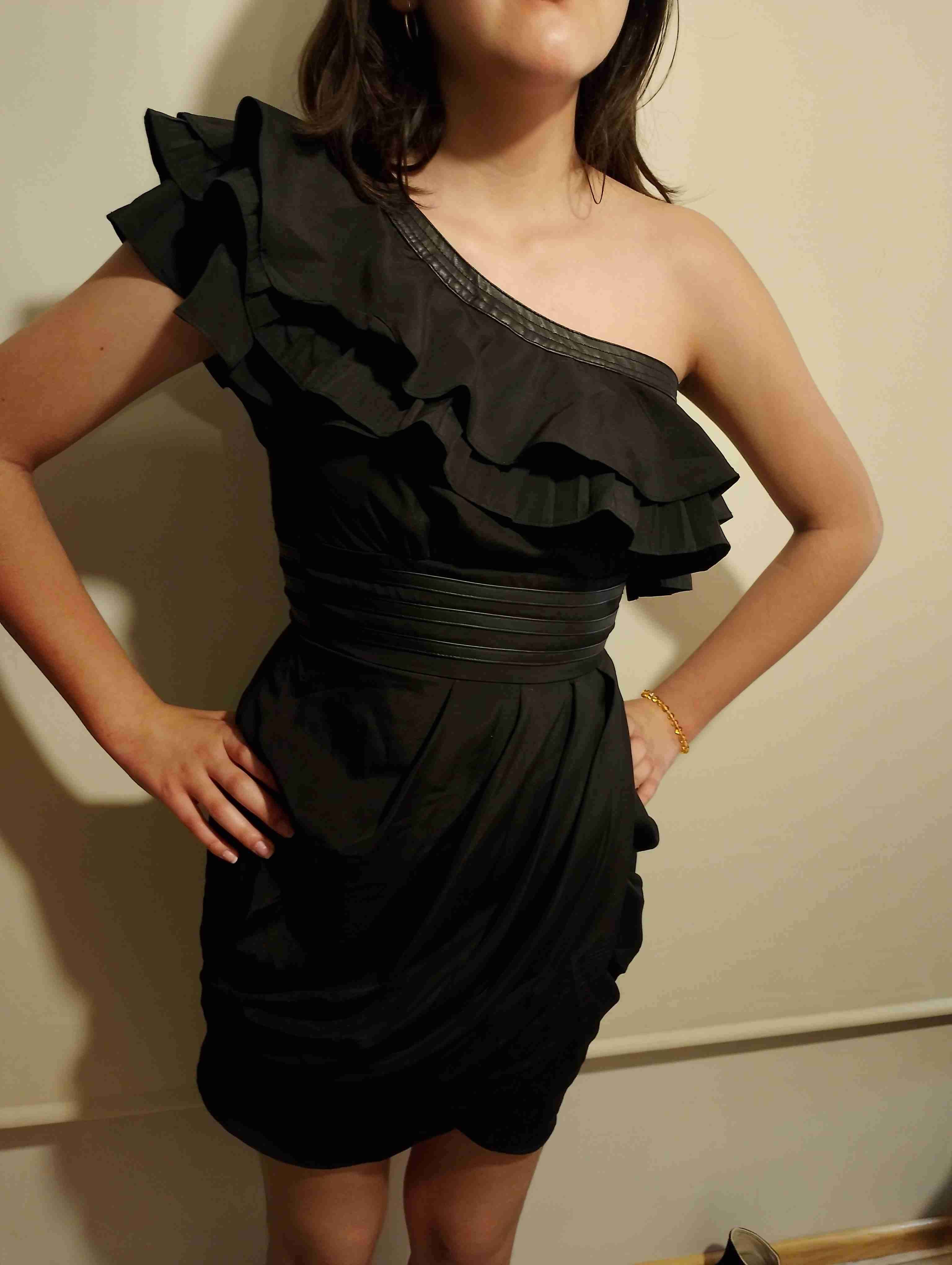 Vestido negro asimétrico con volantes - 1