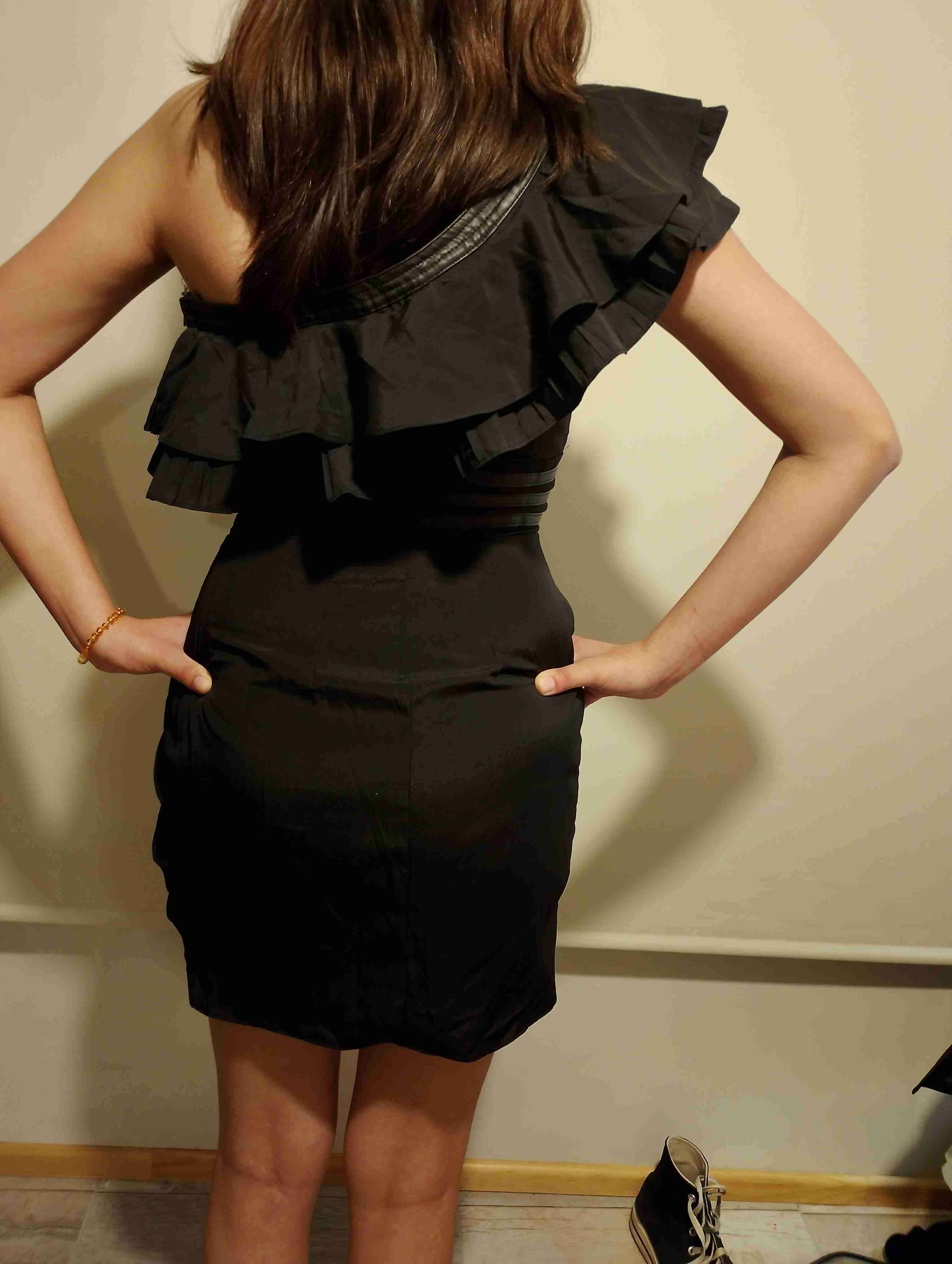 Vestido negro asimétrico con volantes - 2