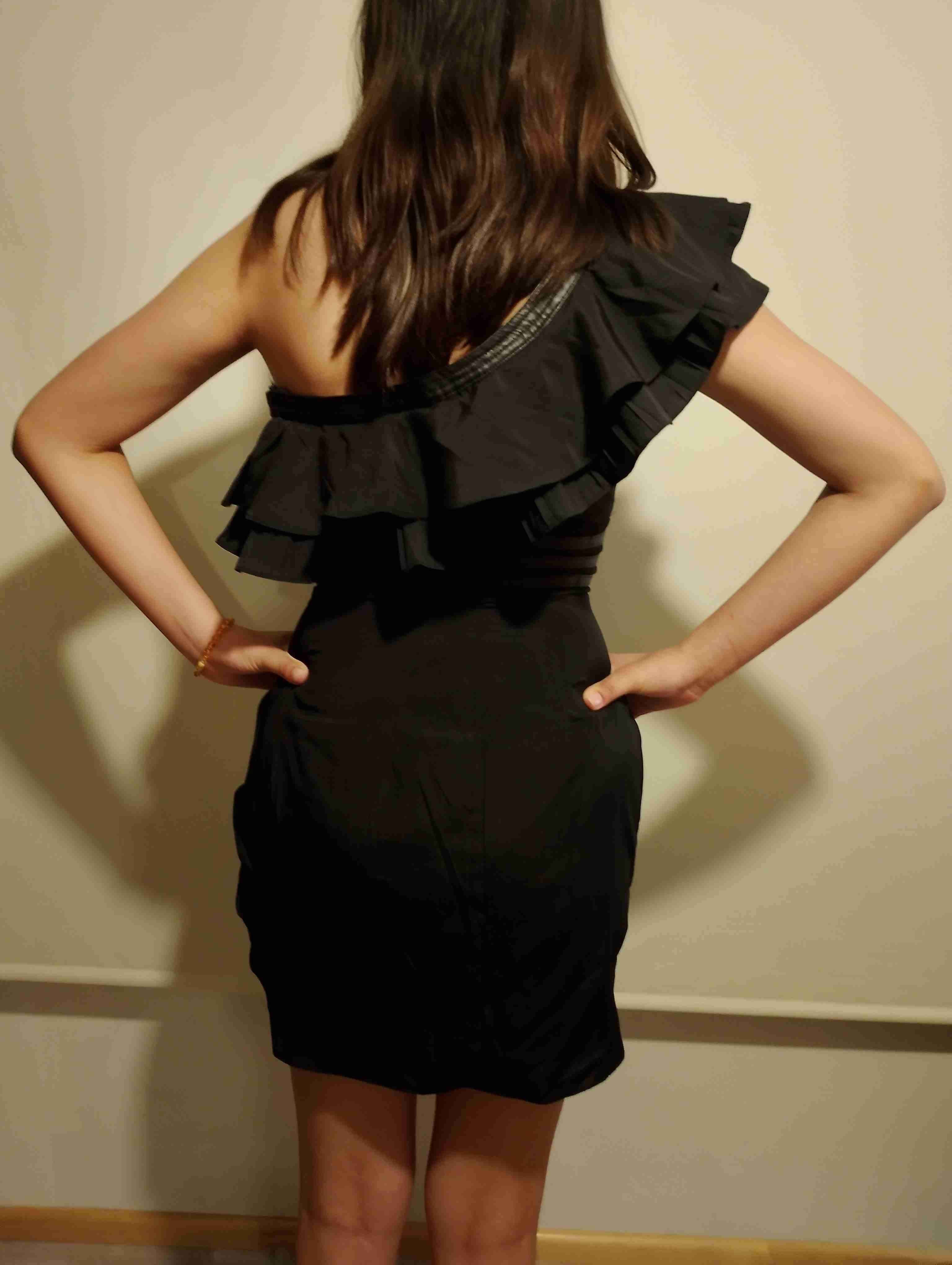 Vestido negro asimétrico con volantes - 3