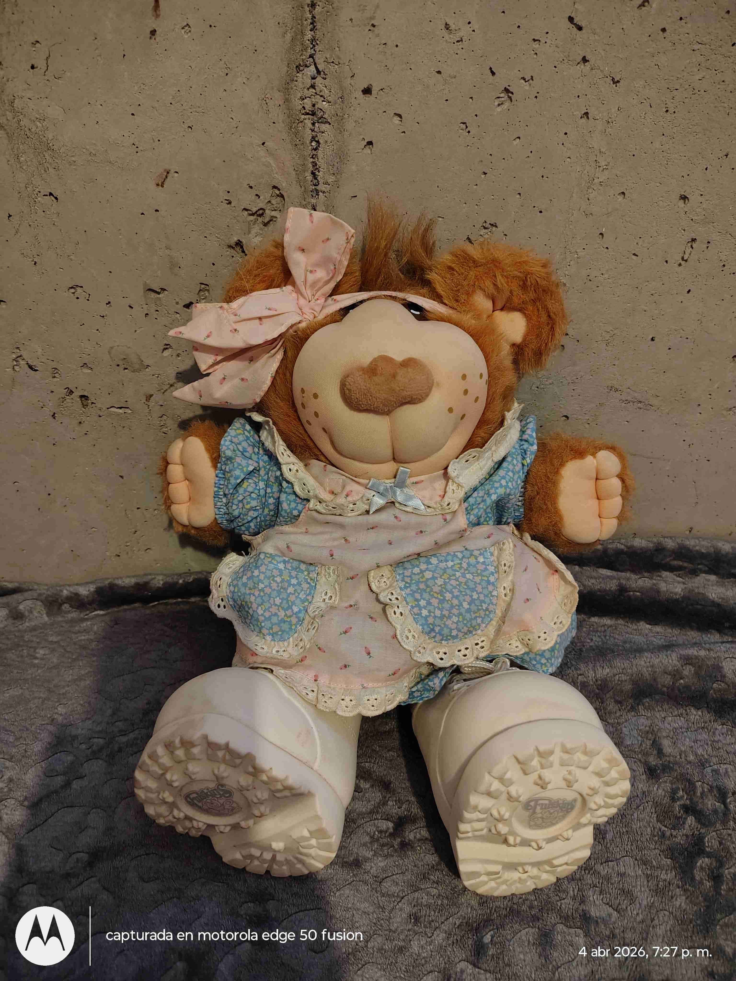 Muñeca de trapo con vestido floral