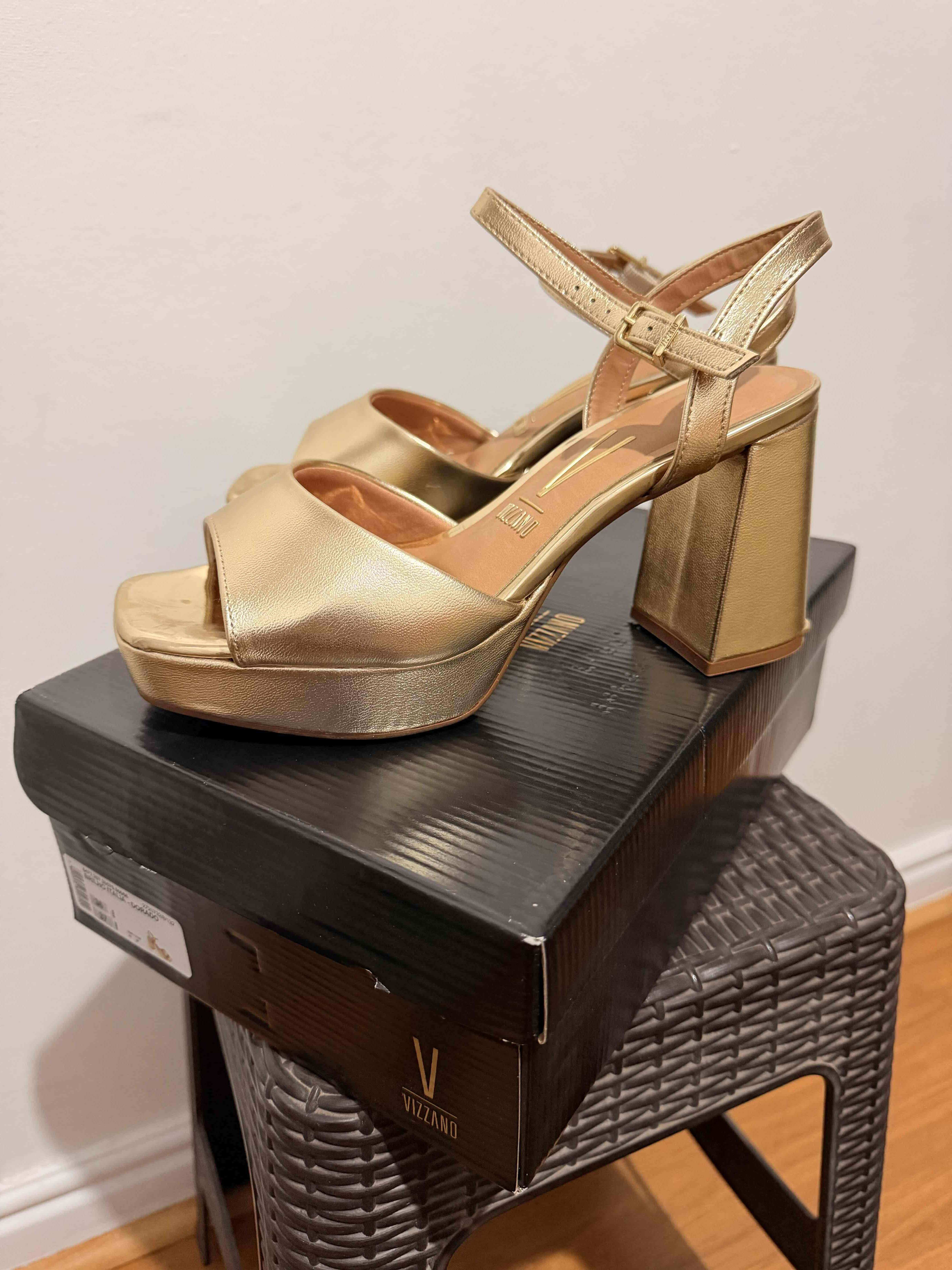 Sandalias doradas de plataforma