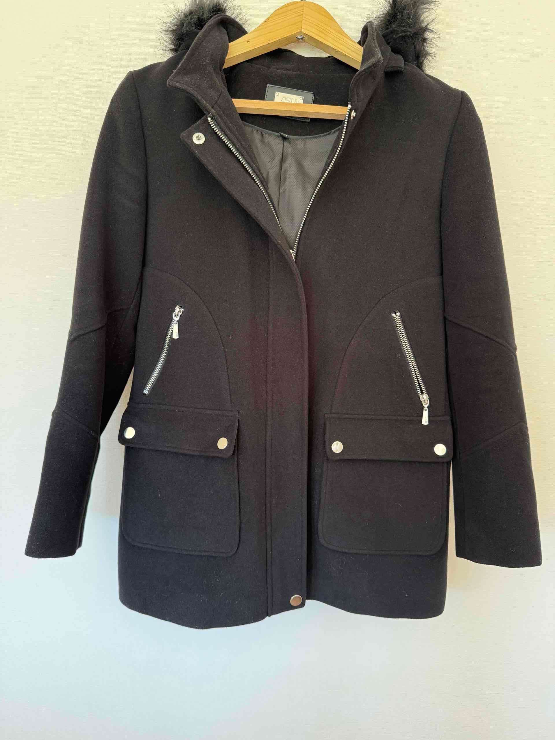 Abrigo negro con capucha de piel