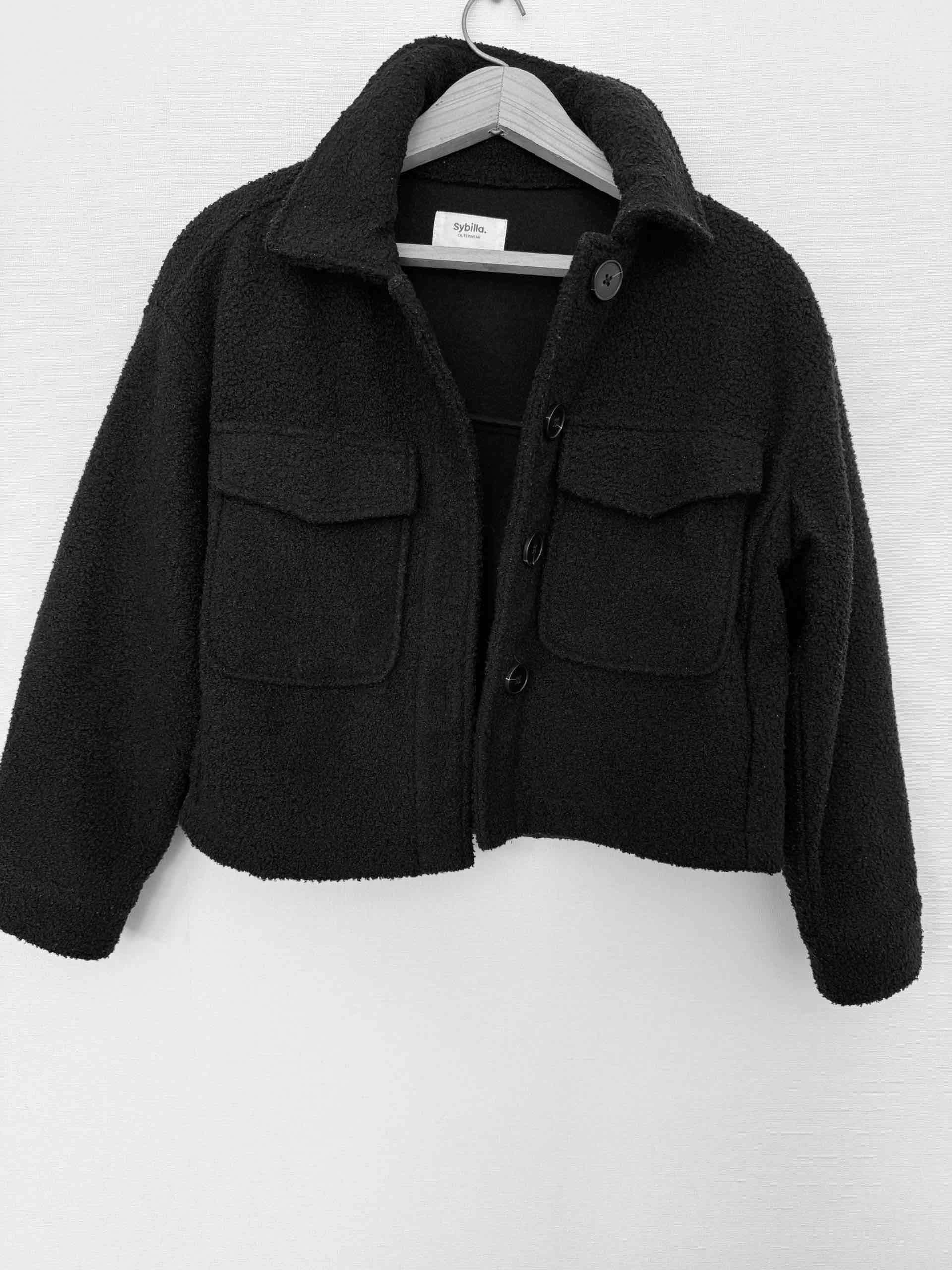 Chaqueta negra con botones