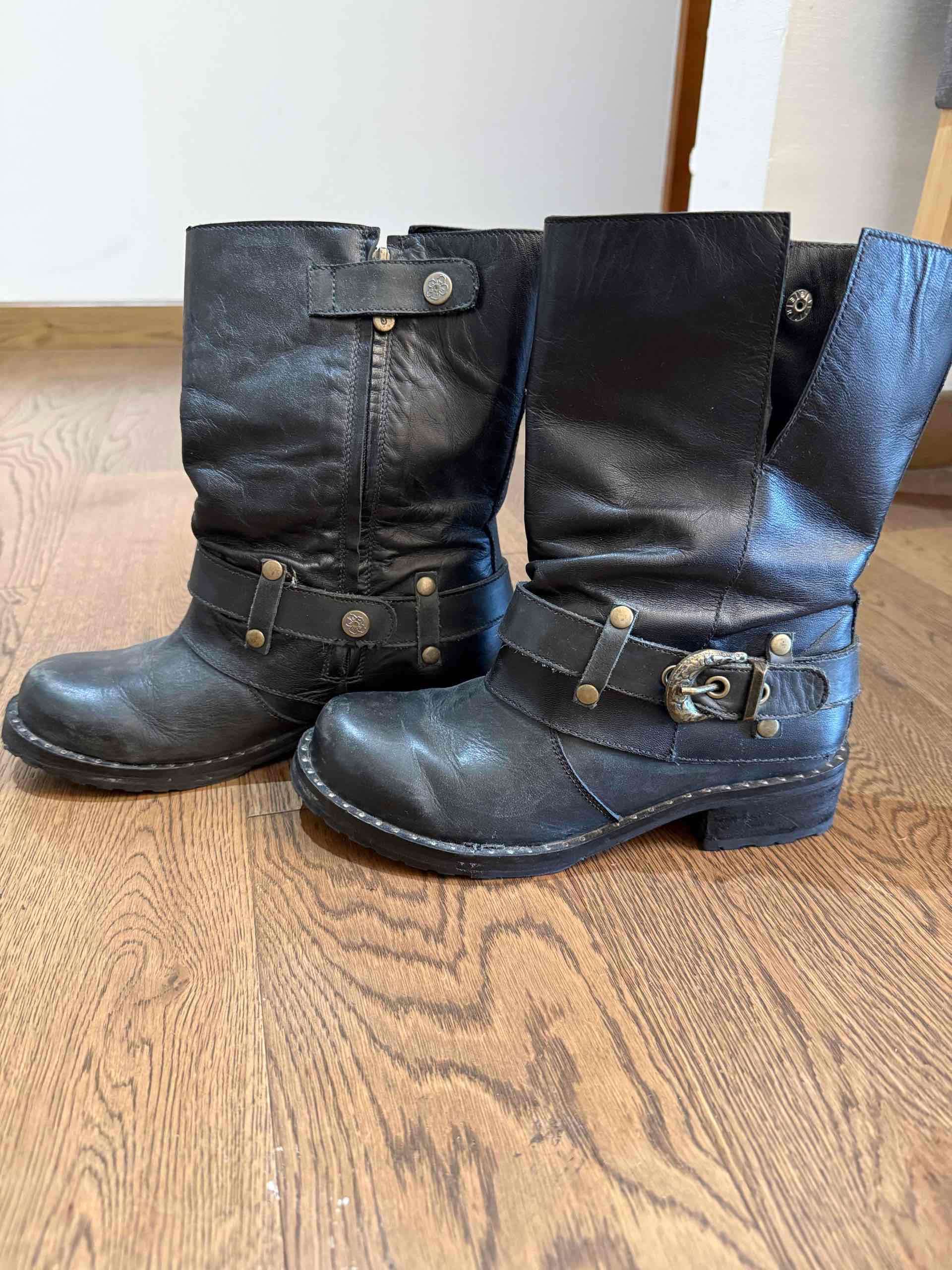 Botas negras de cuero marca EXÓTICA