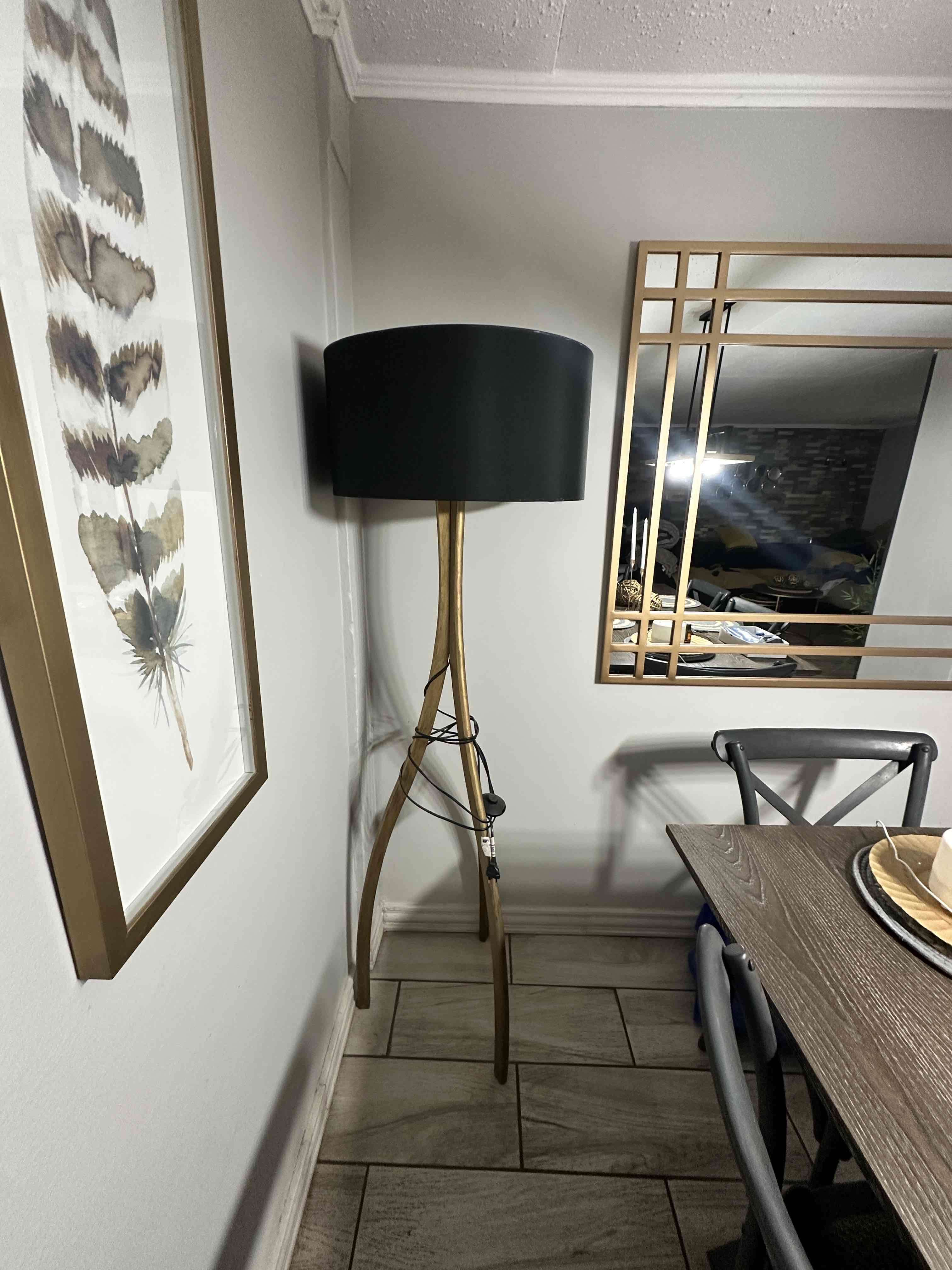 Lámpara de pie de madera dorada - miniatura 1