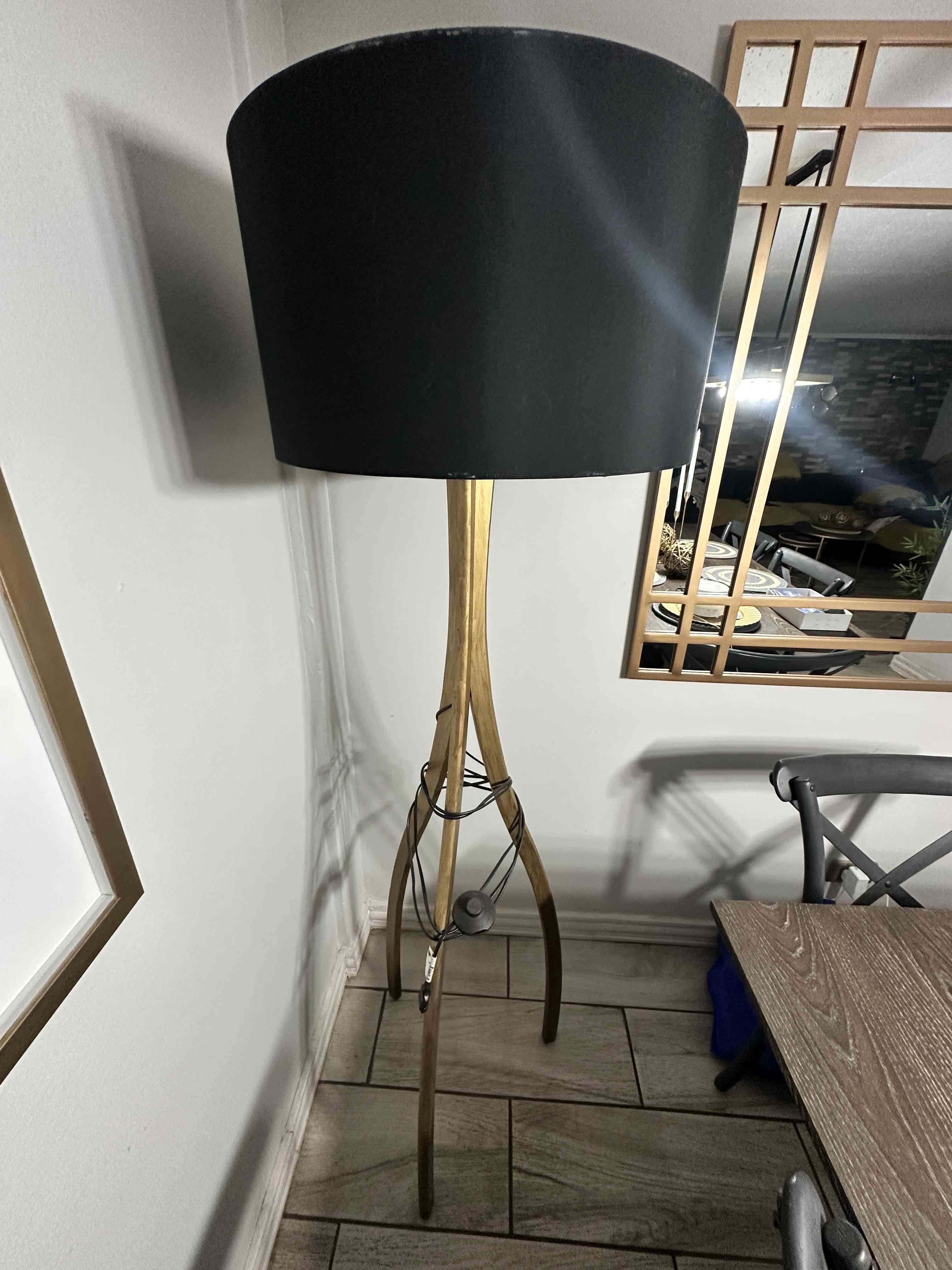 Lámpara de pie de madera dorada - miniatura 2