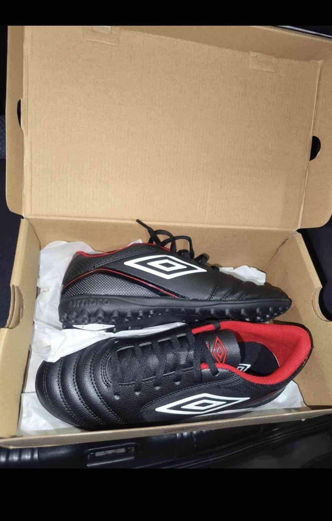 Zapatillas deportivas negras y rojas - miniatura 1