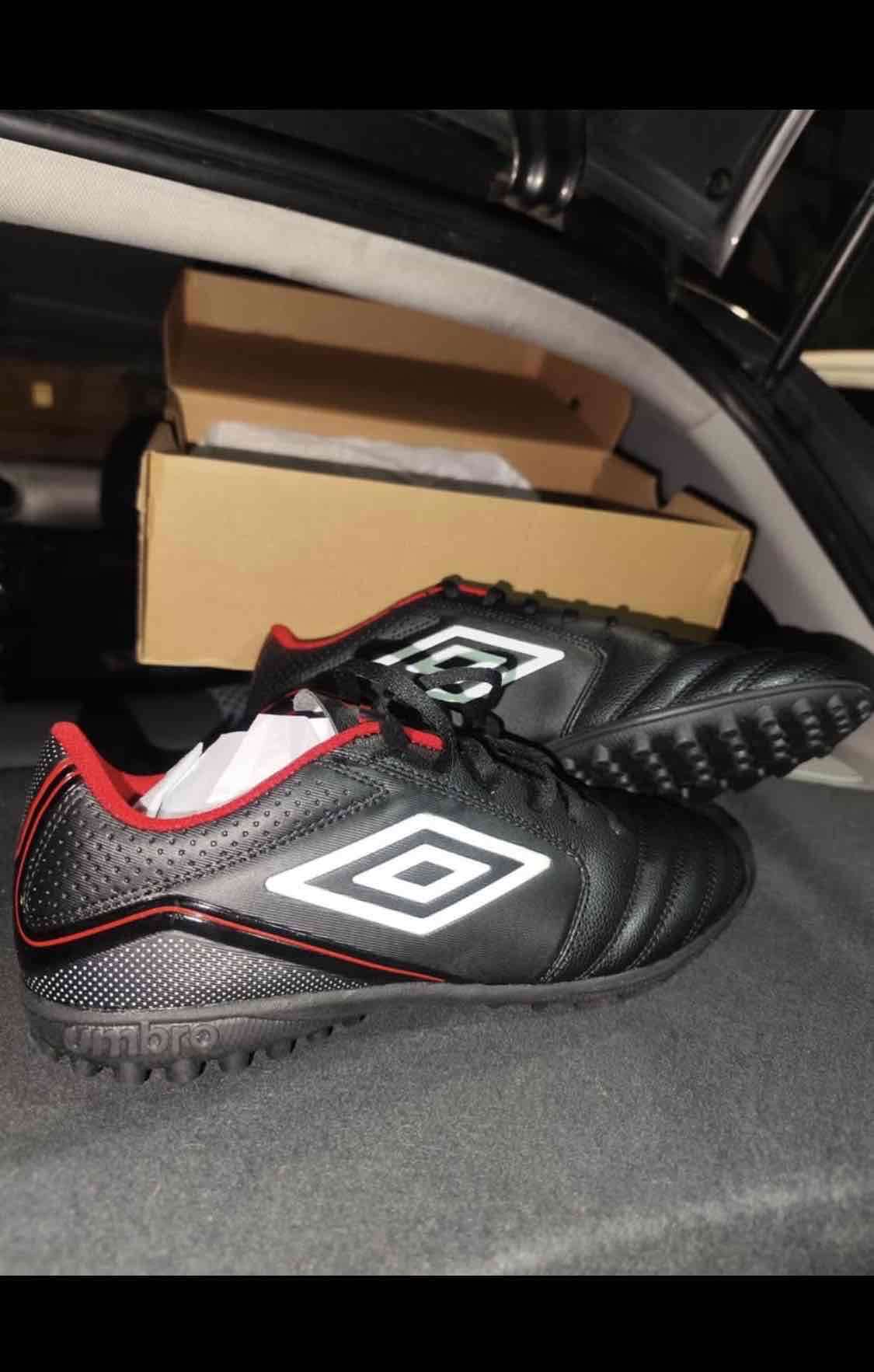 Zapatillas deportivas negras y rojas - miniatura 3