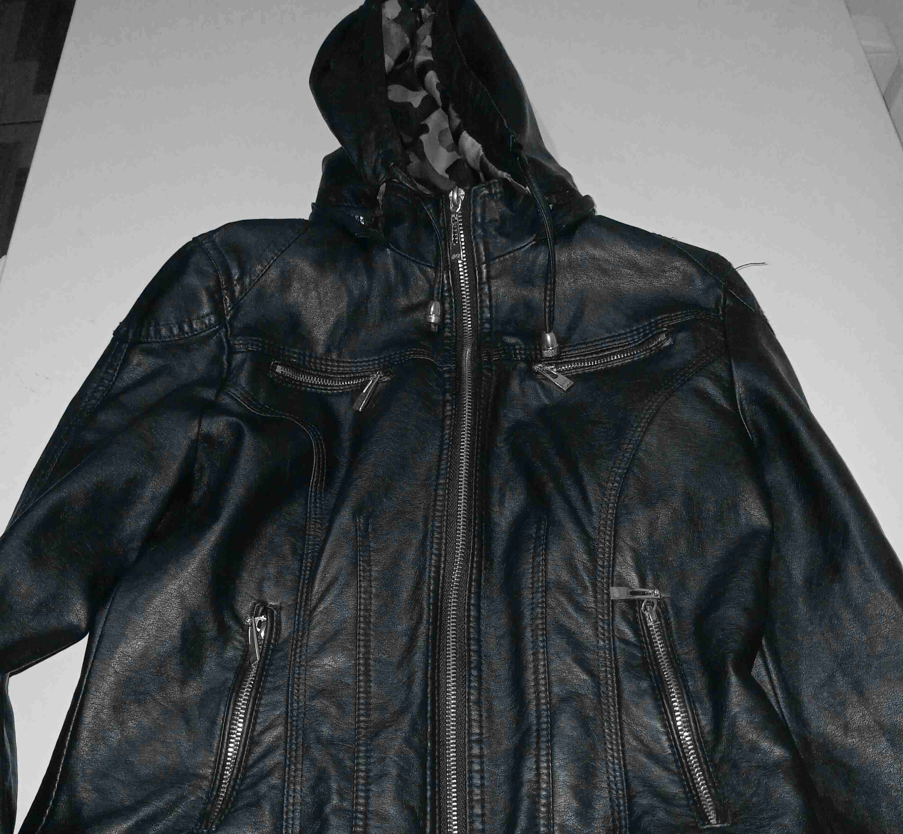 Chaqueta de cuero negra con capucha - miniatura 2