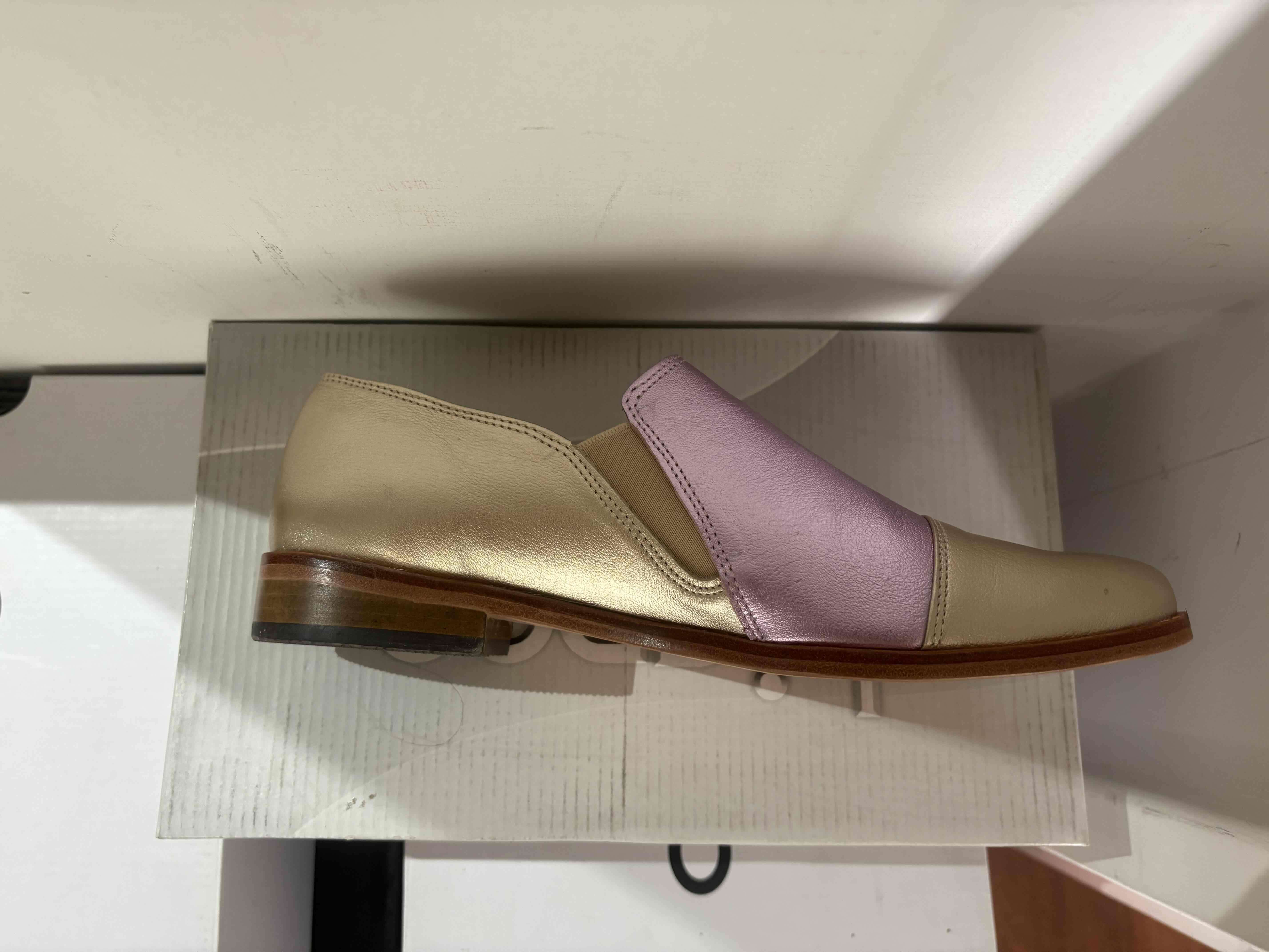 Zapato plano bicolor dorado y lila - miniatura 1