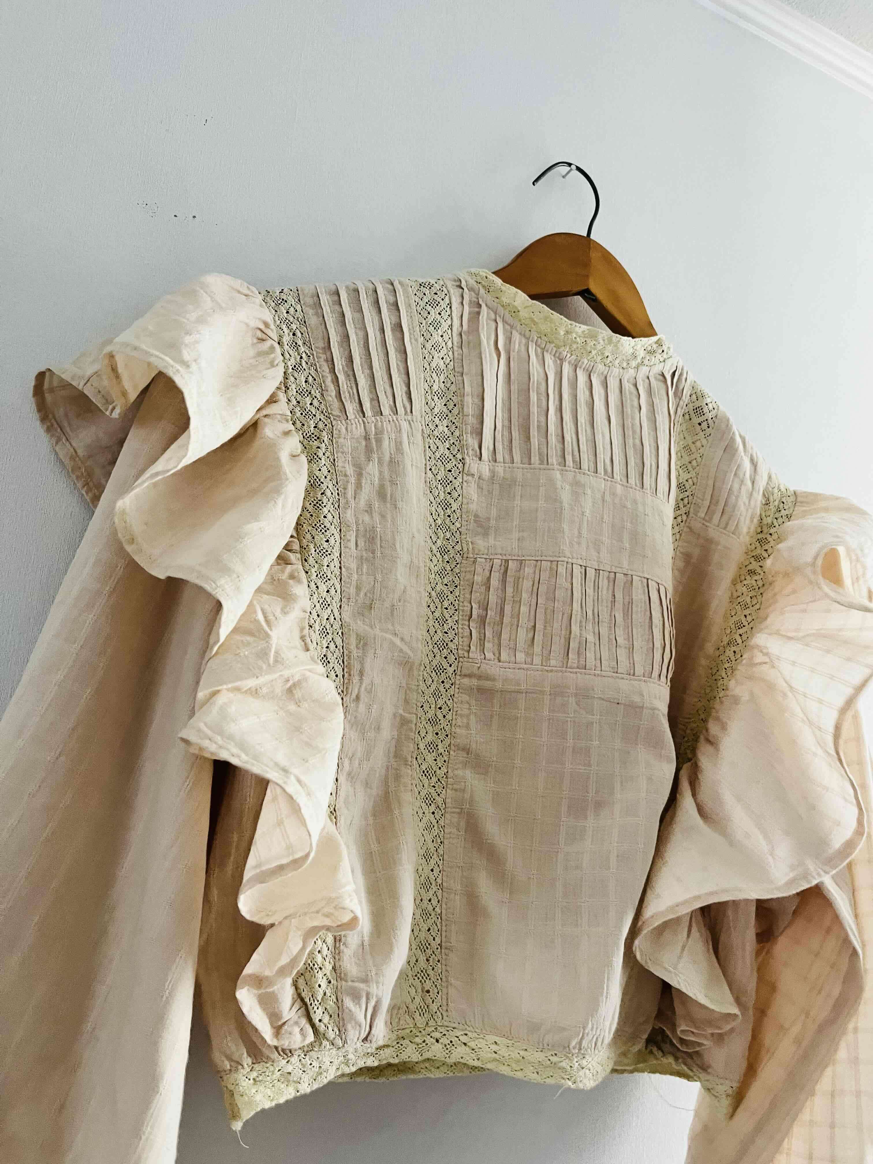 Blusa beige con encaje - miniatura 1