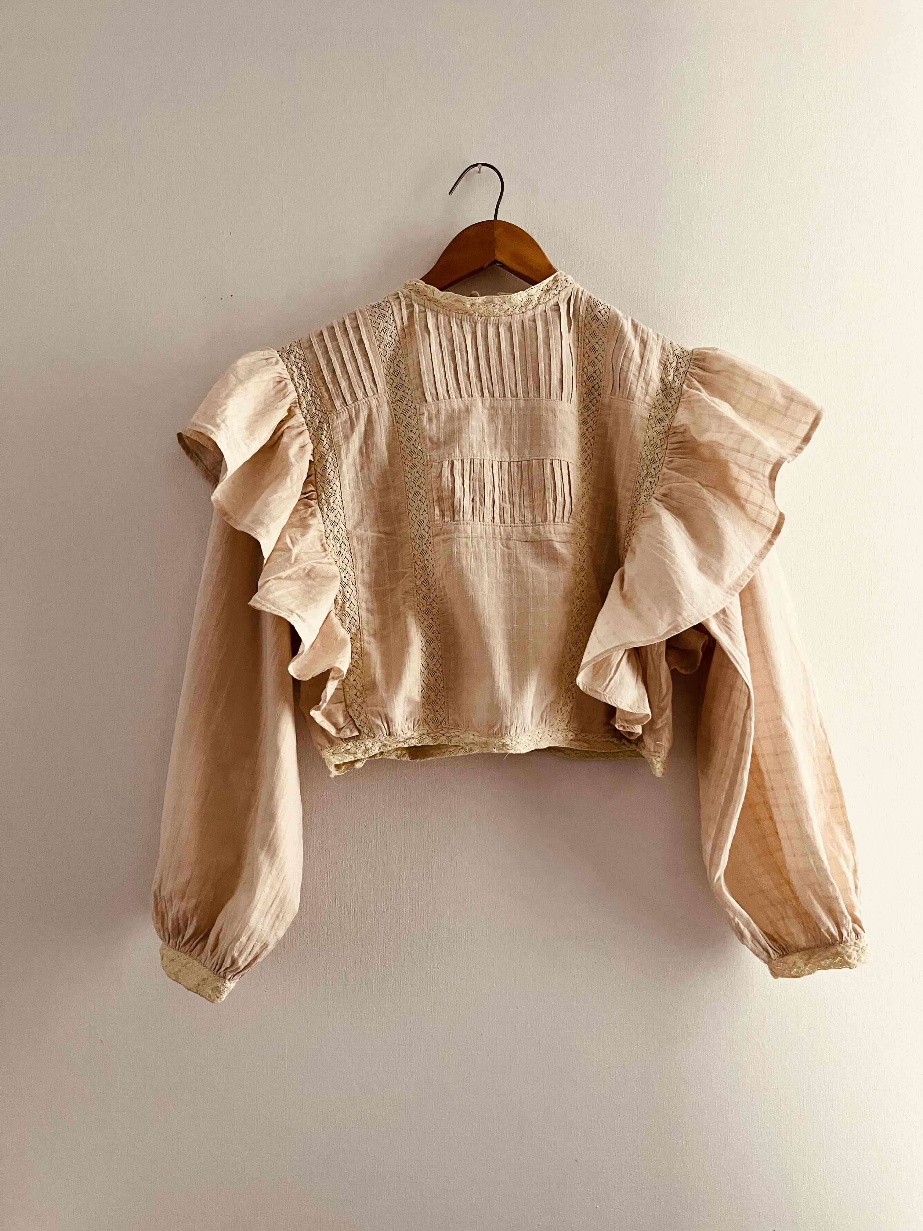 Blusa beige con encaje - miniatura 2