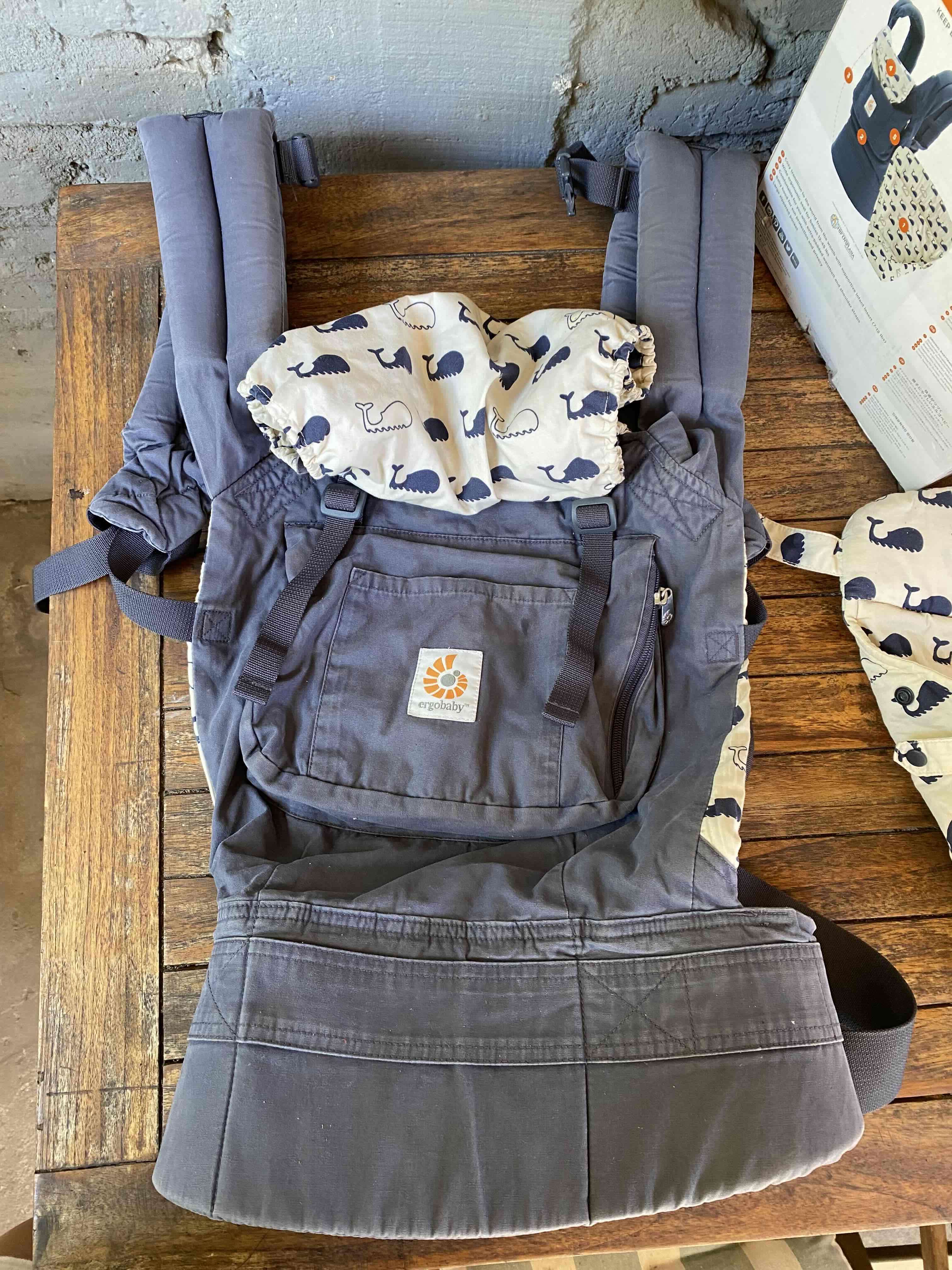 Mochila Ergobaby portabebé con diseño ballenas - miniatura 1