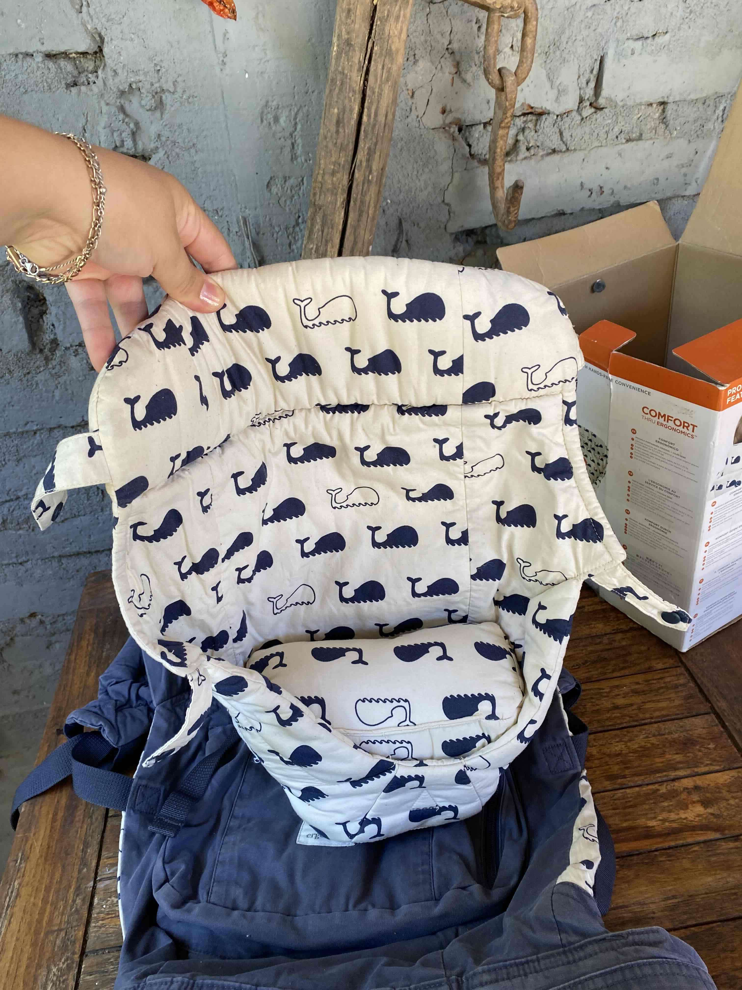 Mochila Ergobaby portabebé con diseño ballenas - miniatura 4