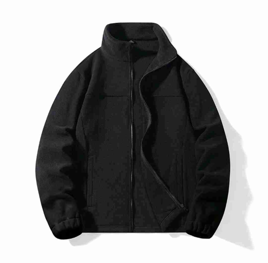 Chaqueta negra con capucha - miniatura 3