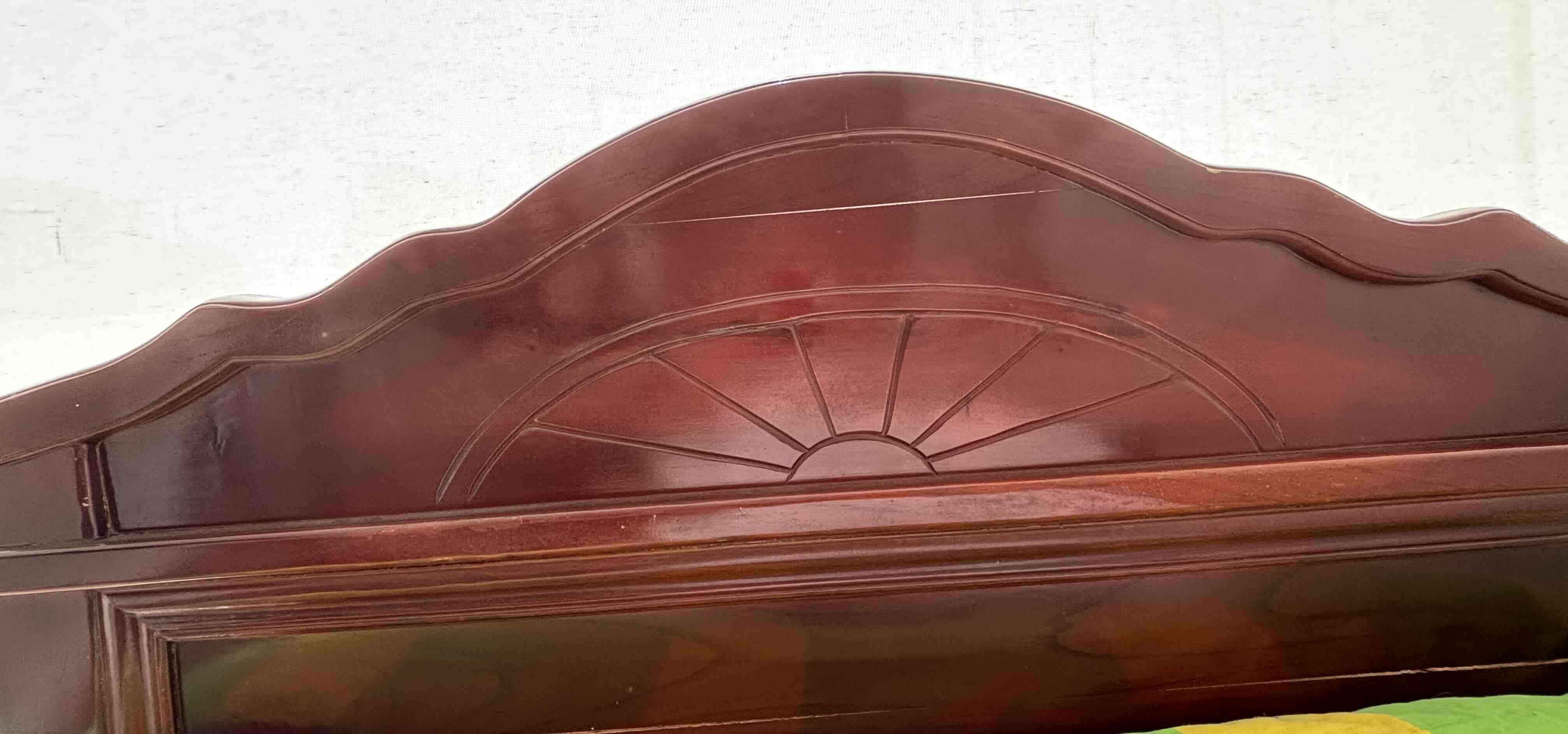 Cama dos plazas con colchón y tocador de madera - 1