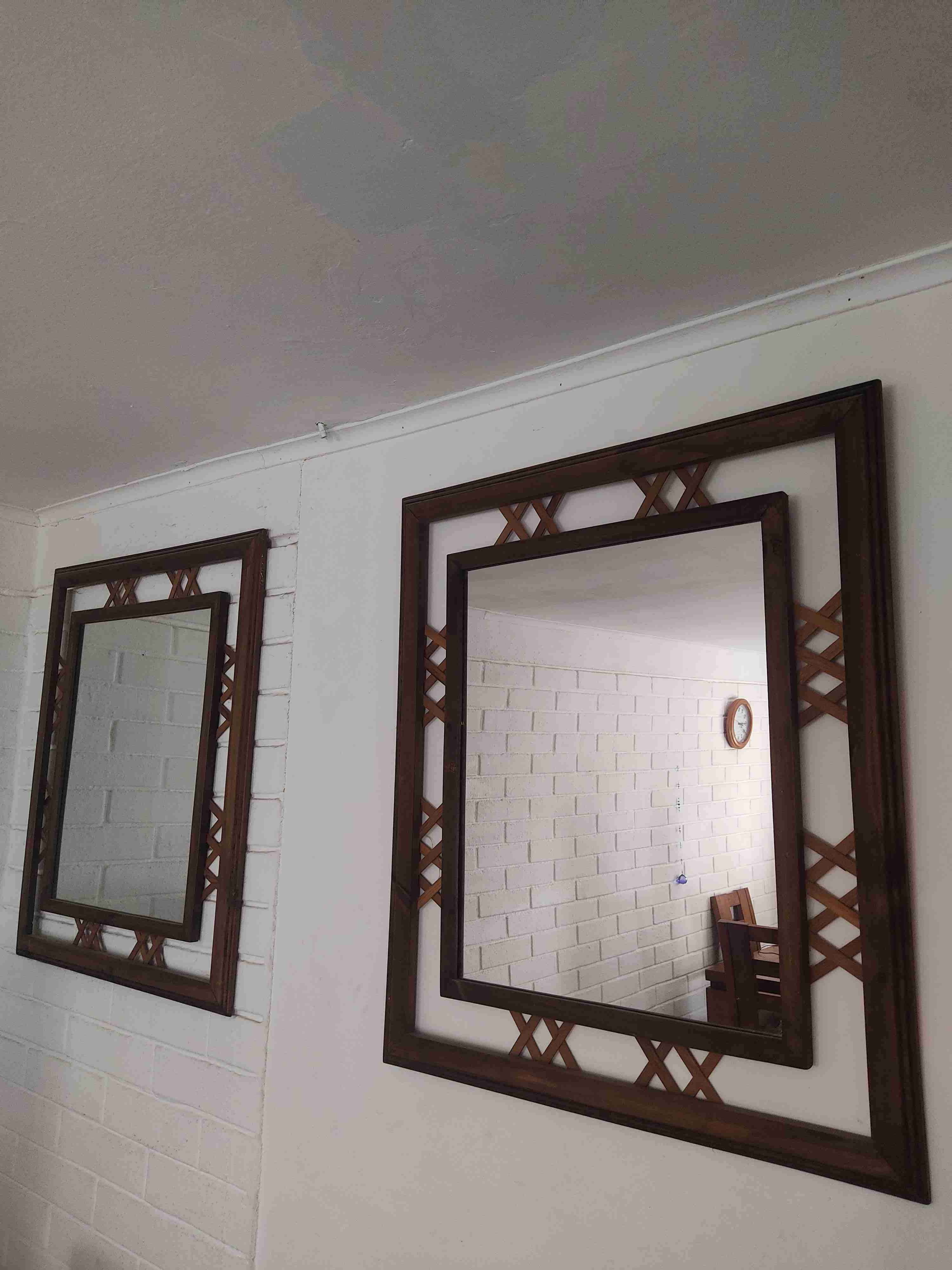 Par de Espejos con marco decorativo de madera
