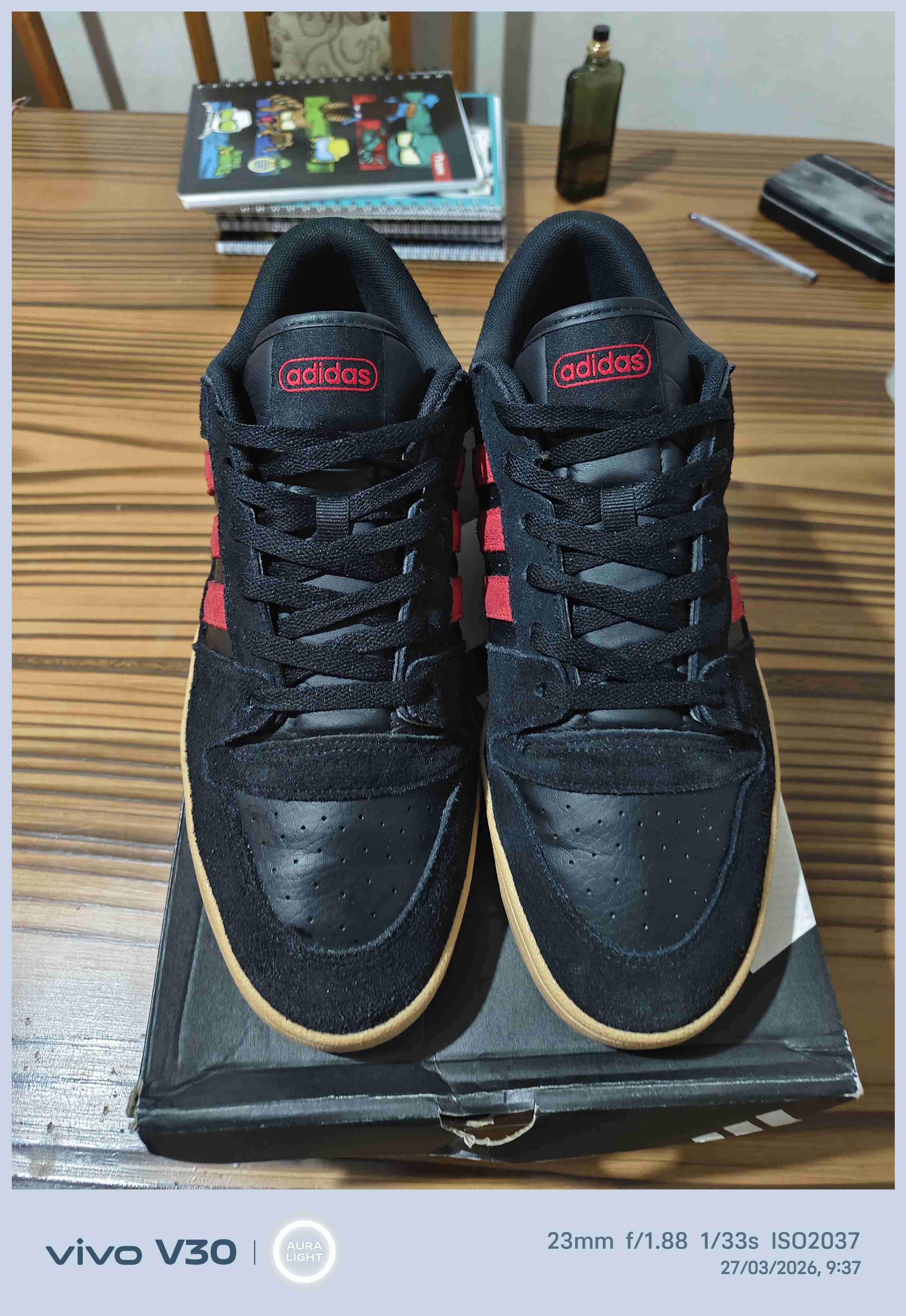 Zapatillas negras y rojas Adidas - miniatura 1