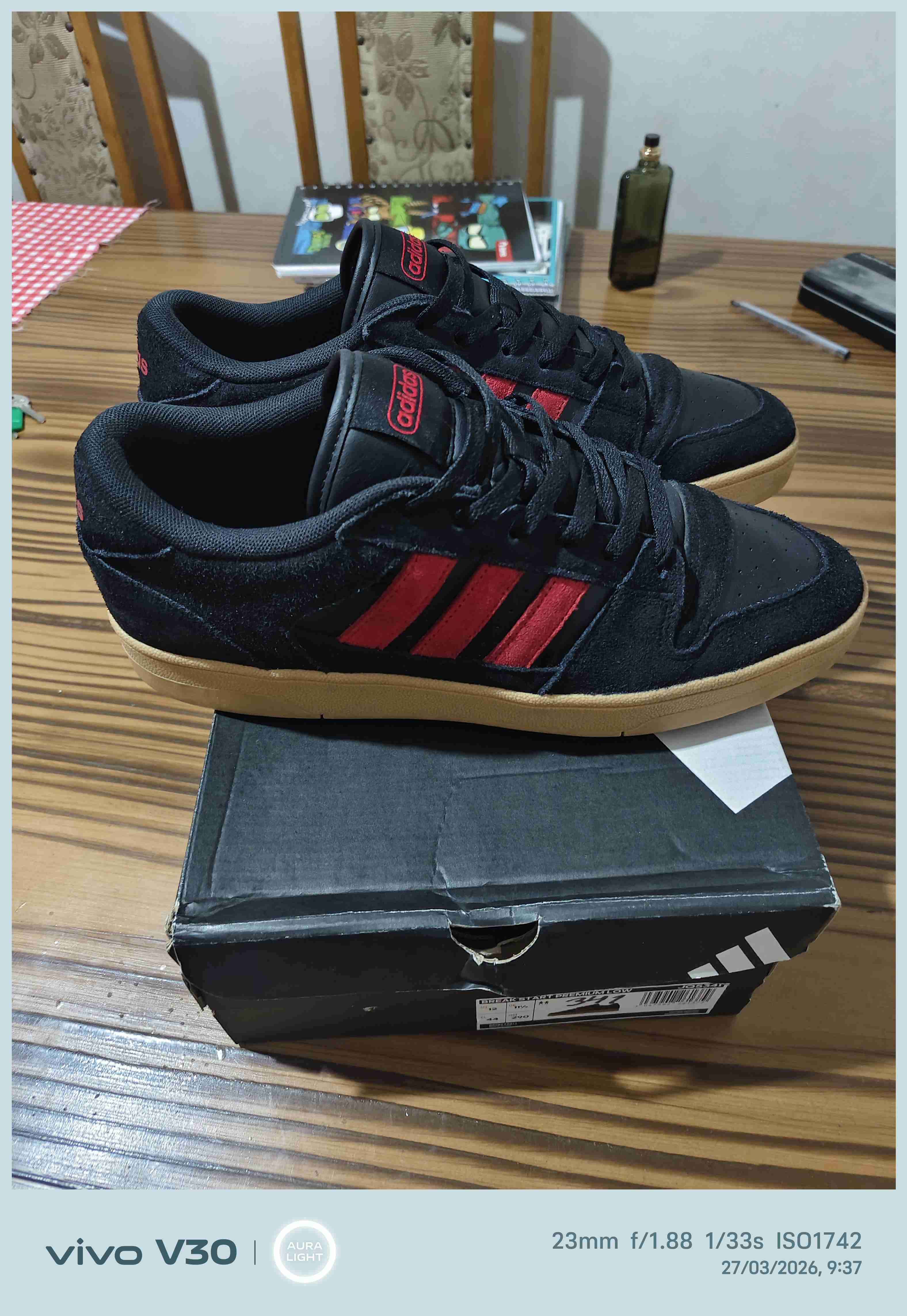 Zapatillas negras y rojas Adidas - miniatura 2