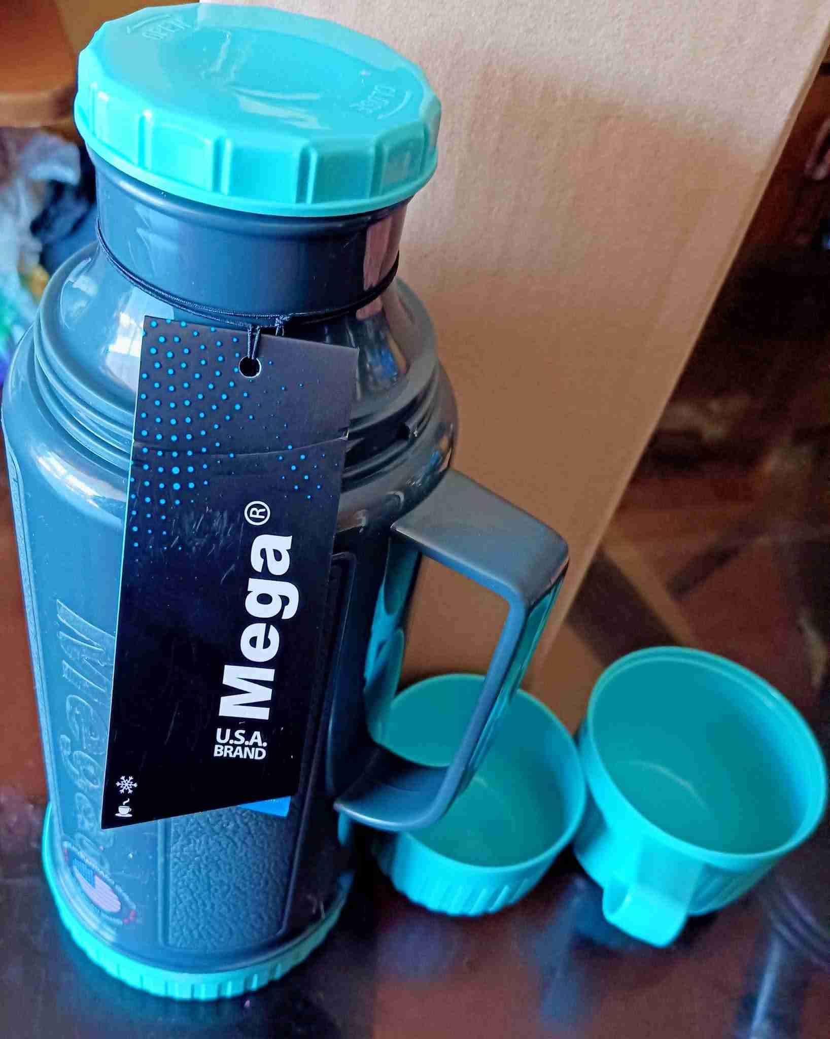 Termo azul con tazas adjuntas