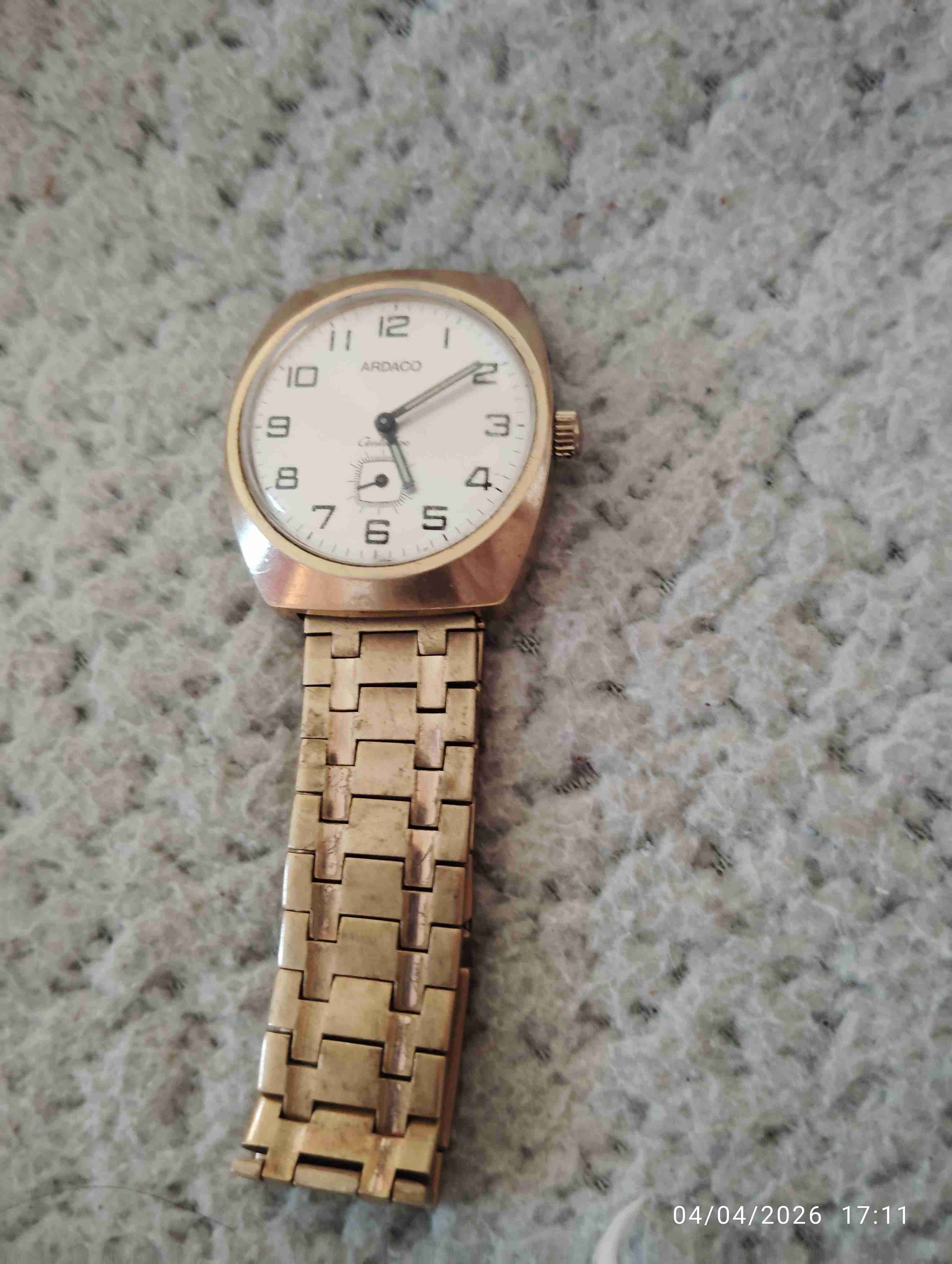 Reloj dorado clásico Ardaco