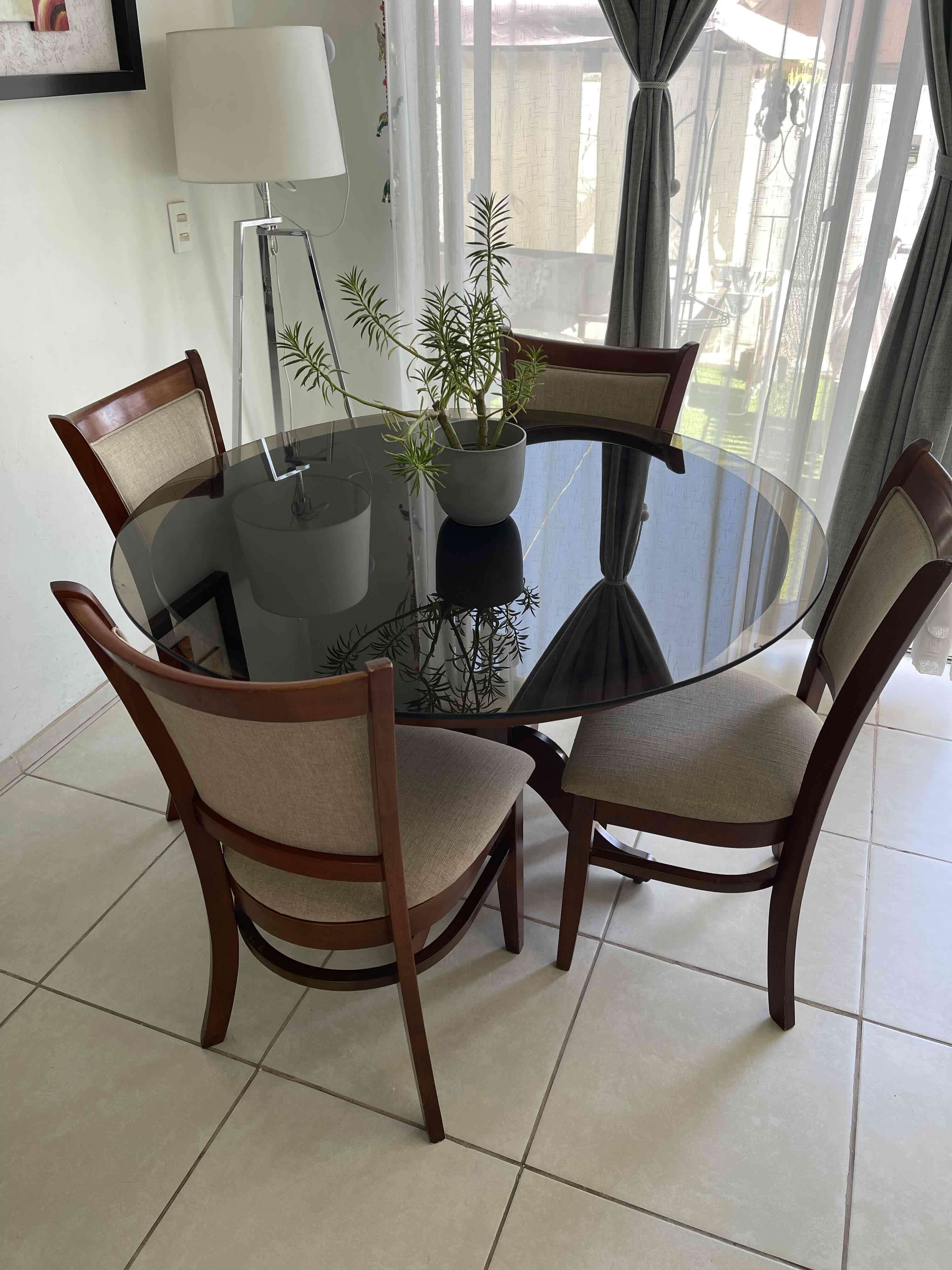 Mesa redonda marca CIC con 6 sillas - 1