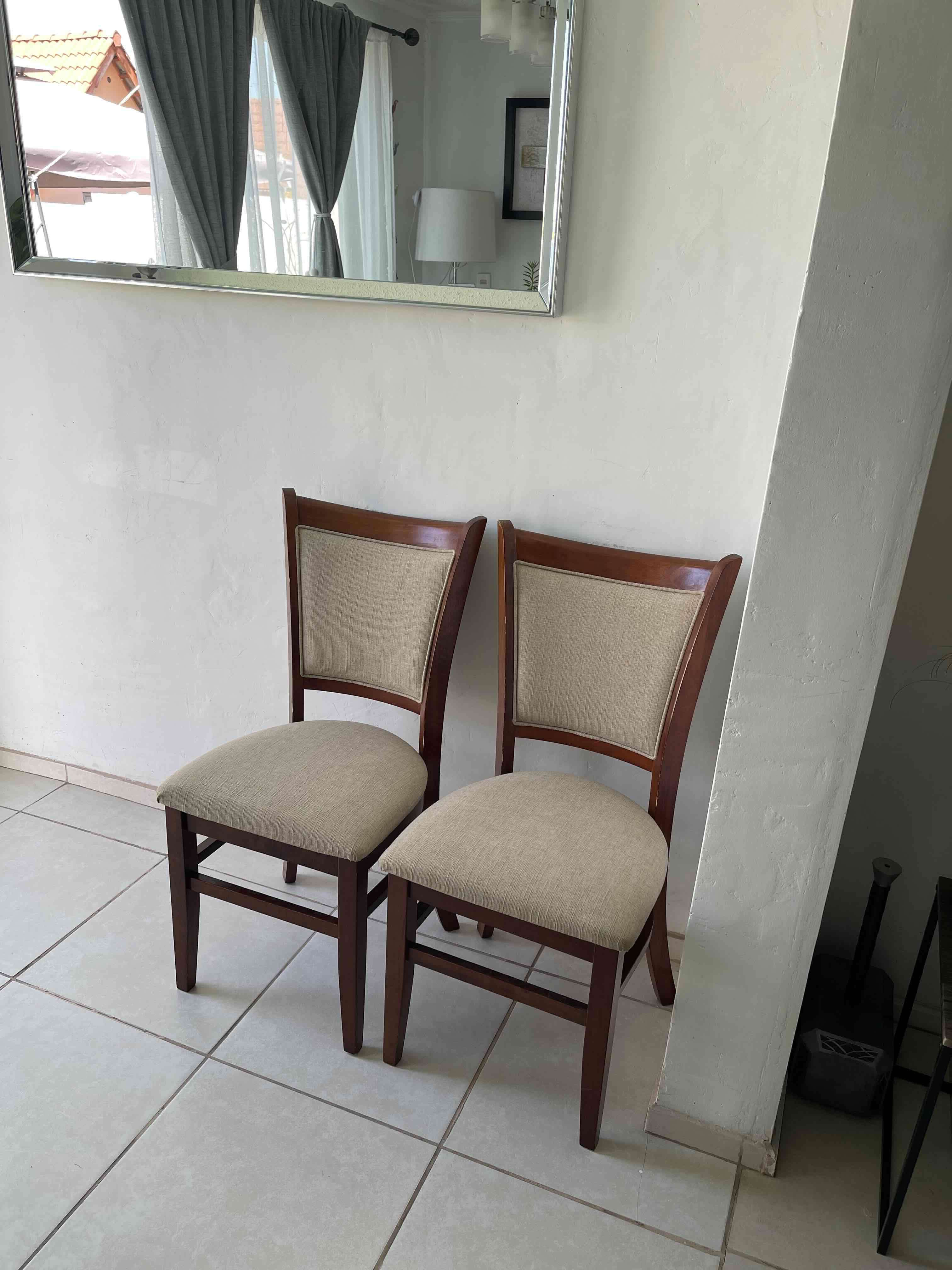 Mesa redonda marca CIC con 6 sillas - 2