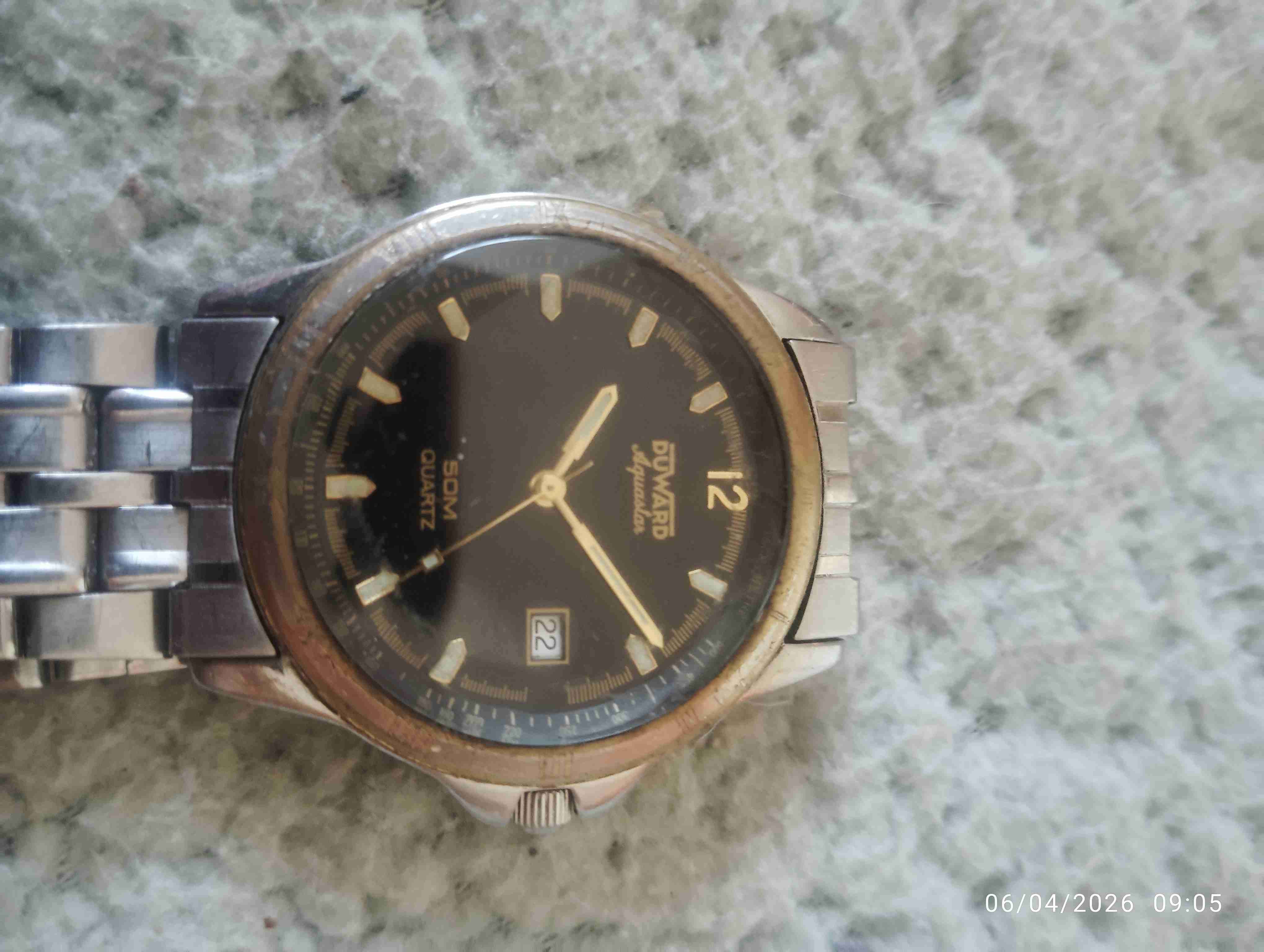 Reloj analógico metálico - 1