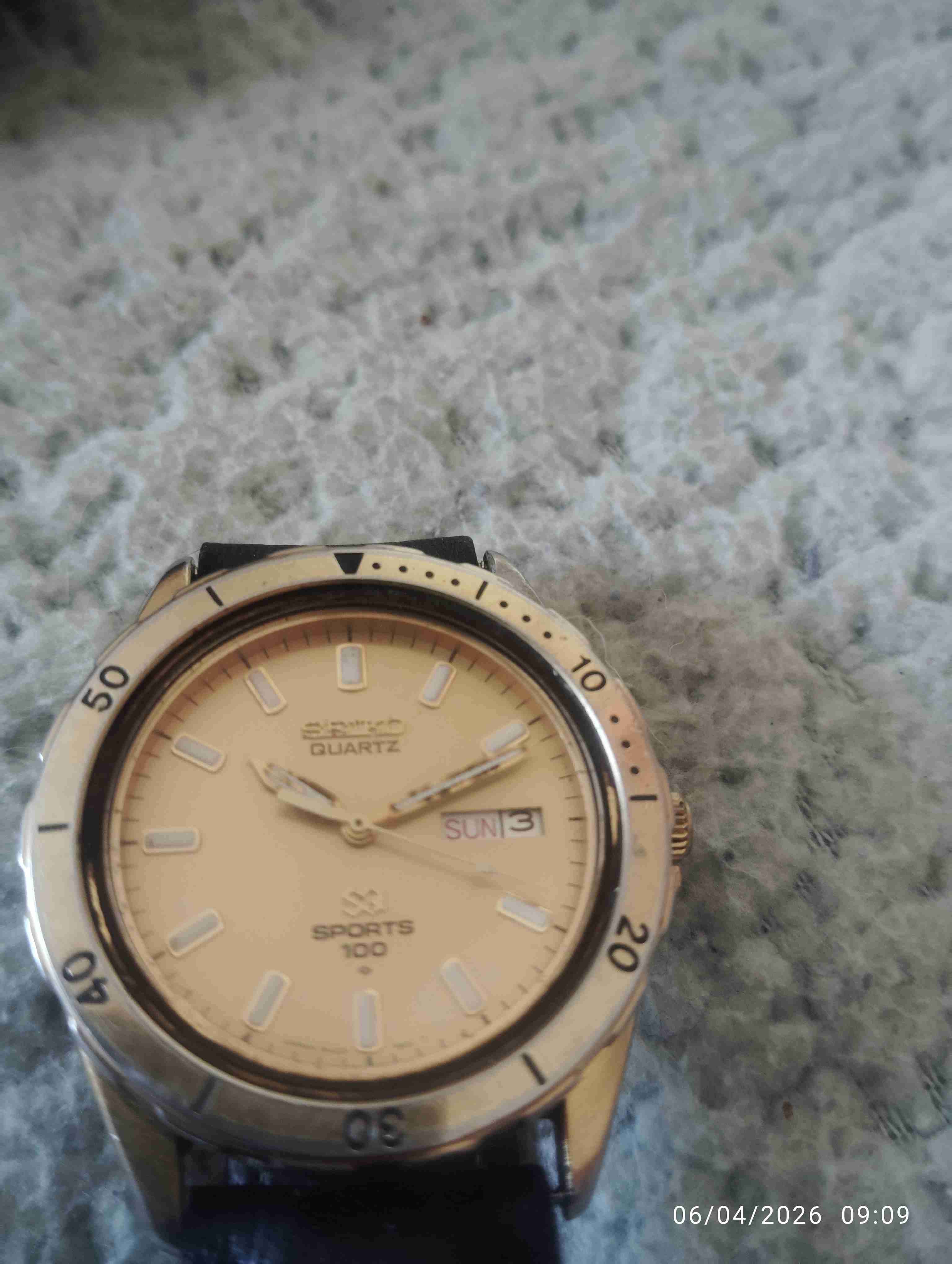 Reloj Seiko deportivo dorado y negro - miniatura 2