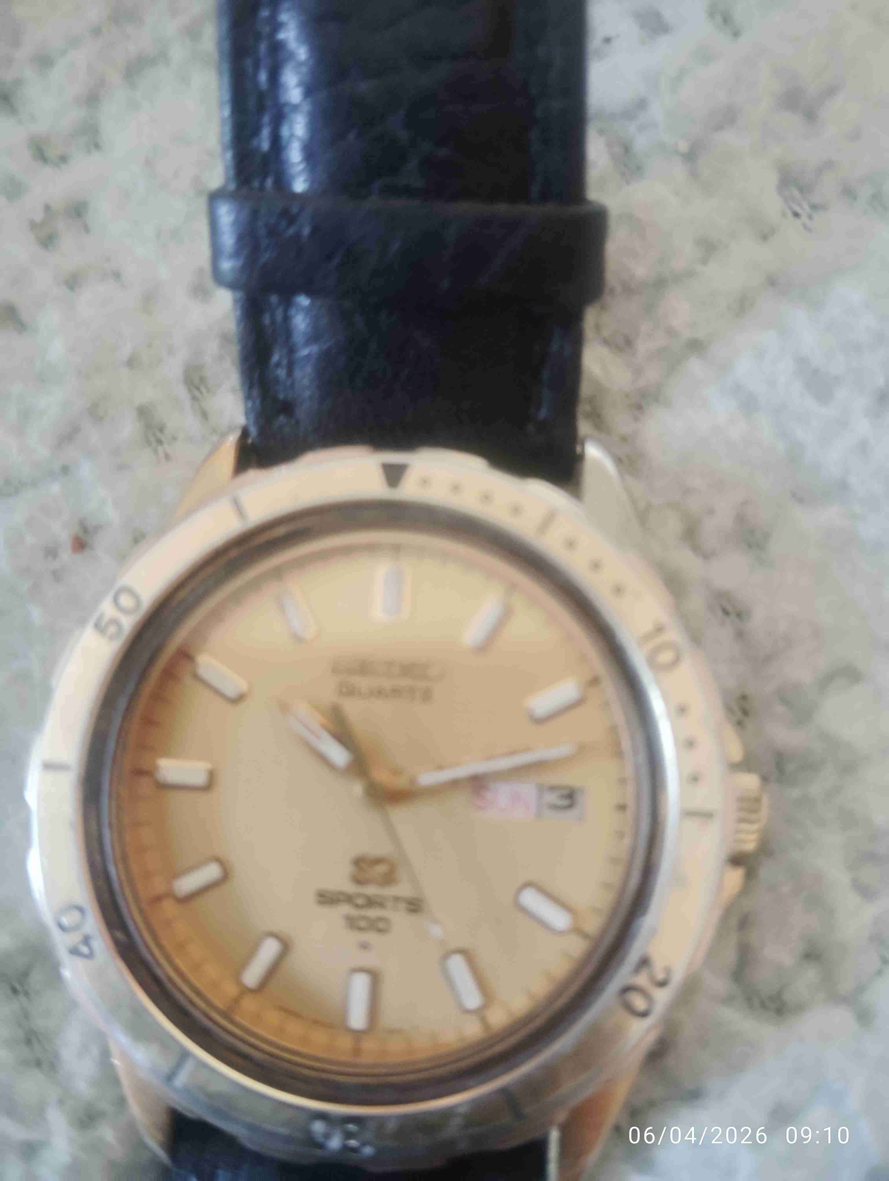 Reloj Seiko deportivo dorado y negro - miniatura 3