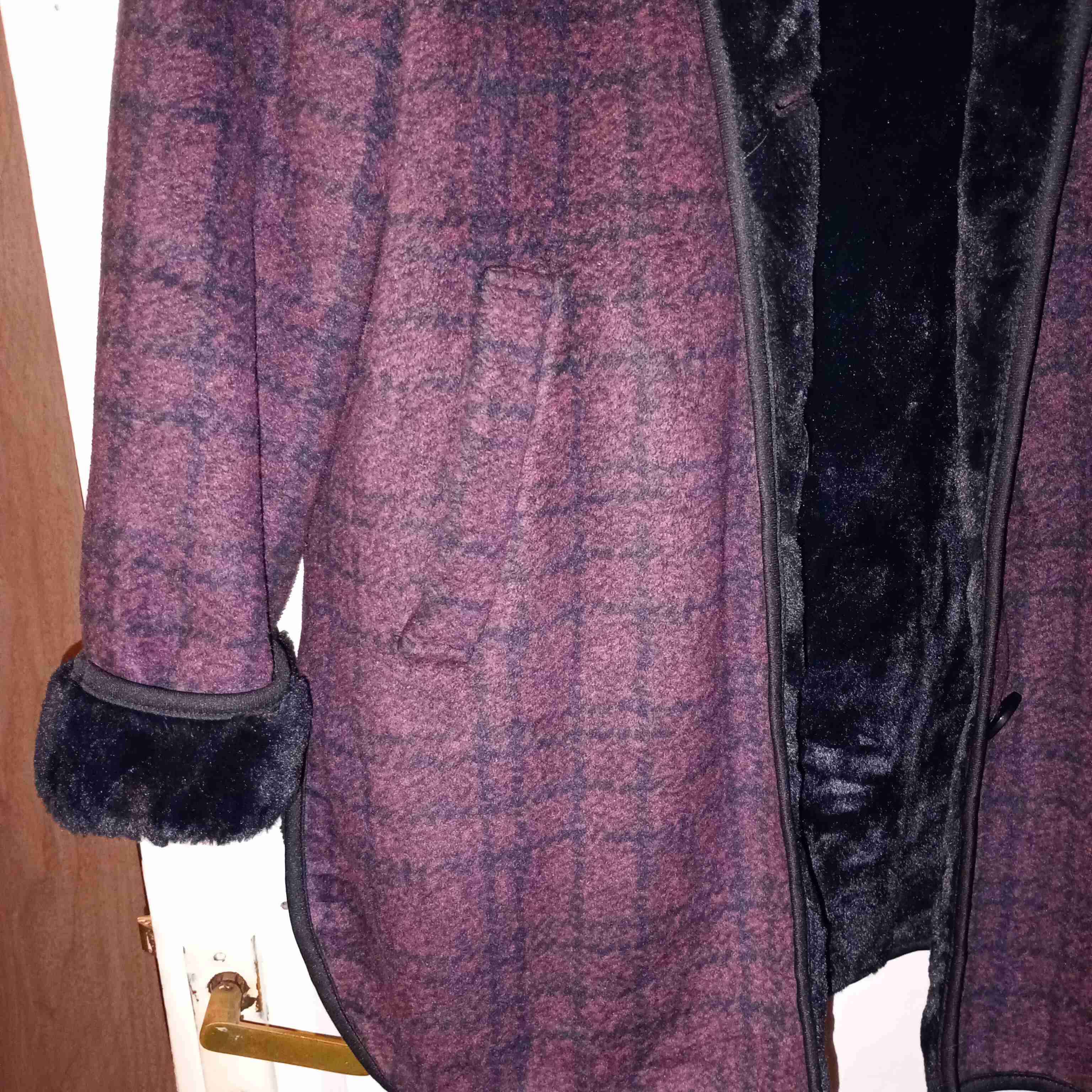 Abrigo largo con capucha morado - miniatura 3