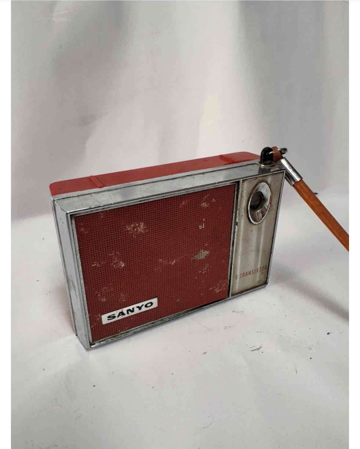 Radio vintage Sanyo roja - miniatura 2