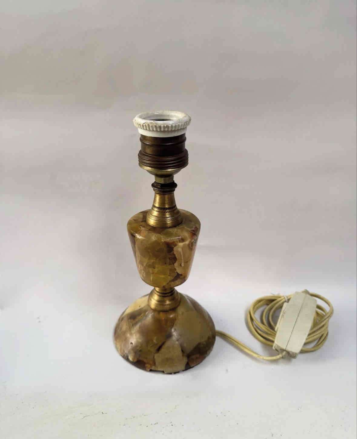 lámpara vintage dorada