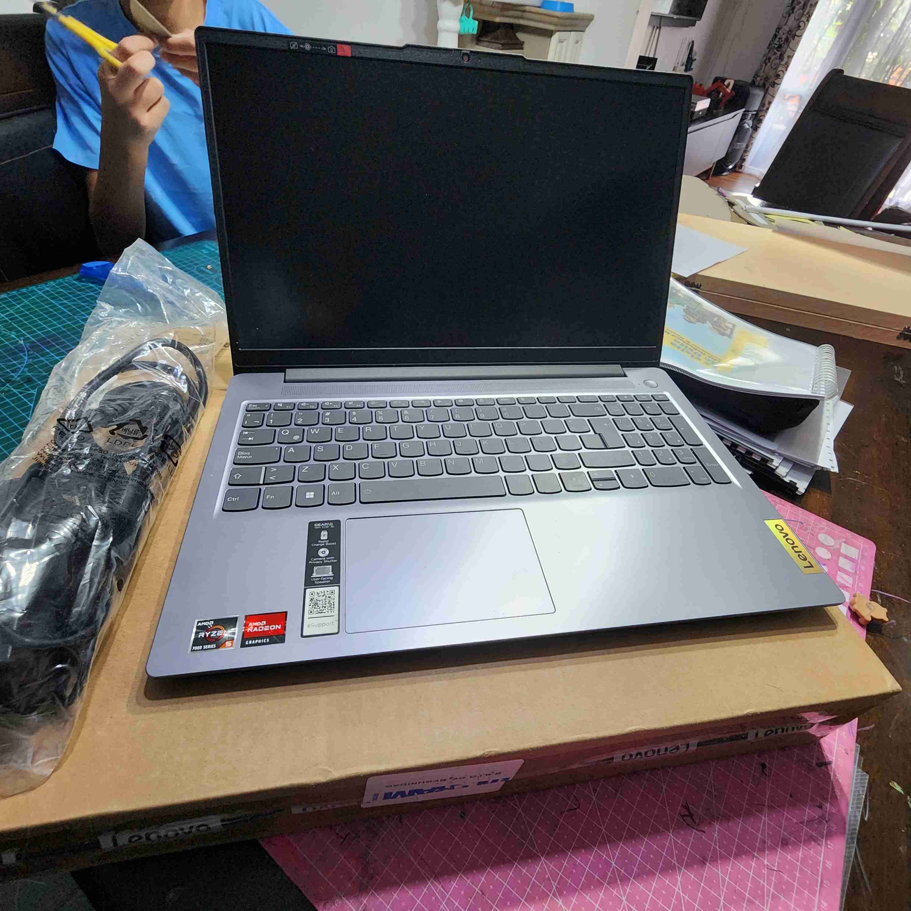 Laptop Lenovo AMD Ryzen - miniatura 1