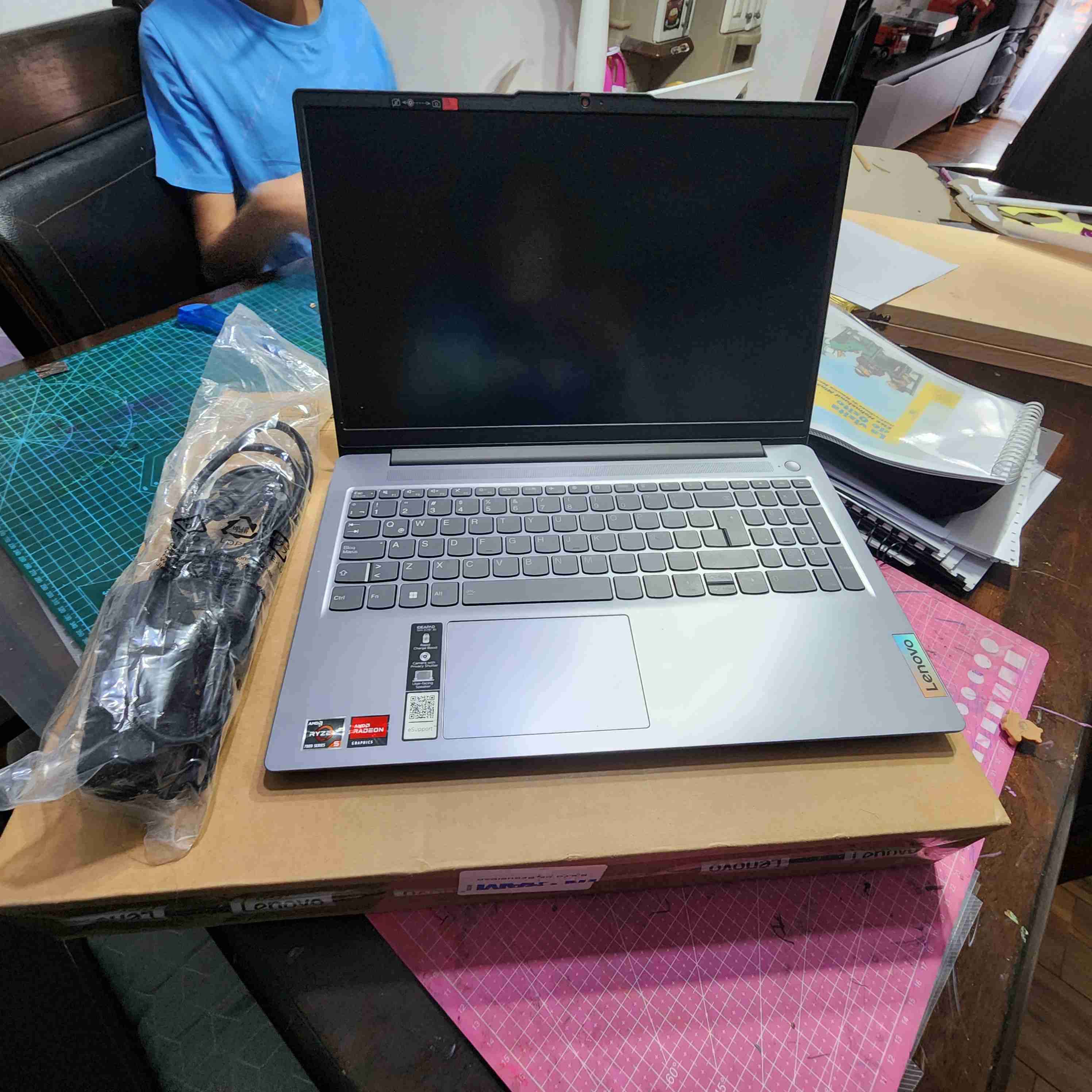 Laptop Lenovo AMD Ryzen - miniatura 2