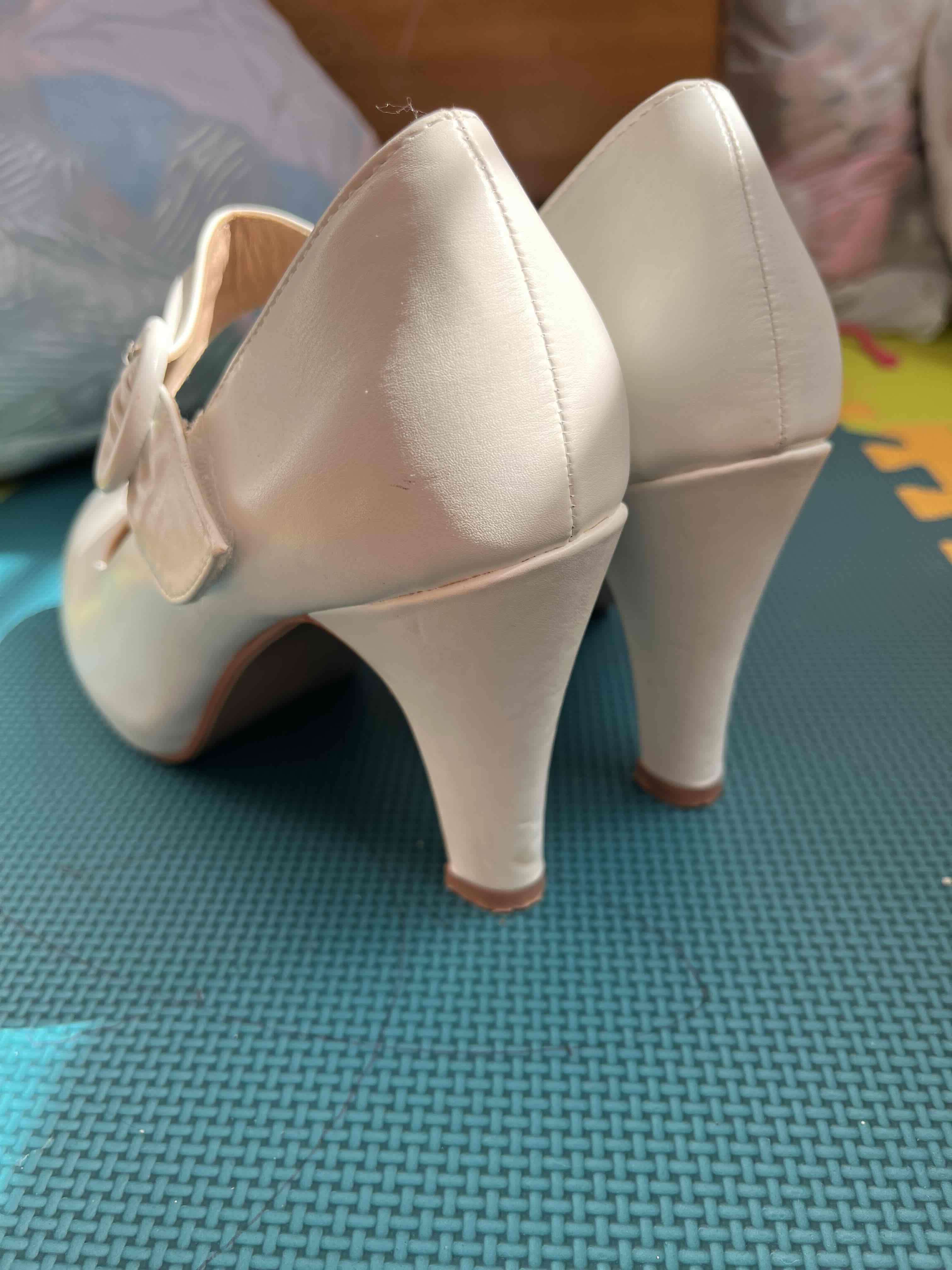 Zapatos blancos de fiesta - miniatura 2