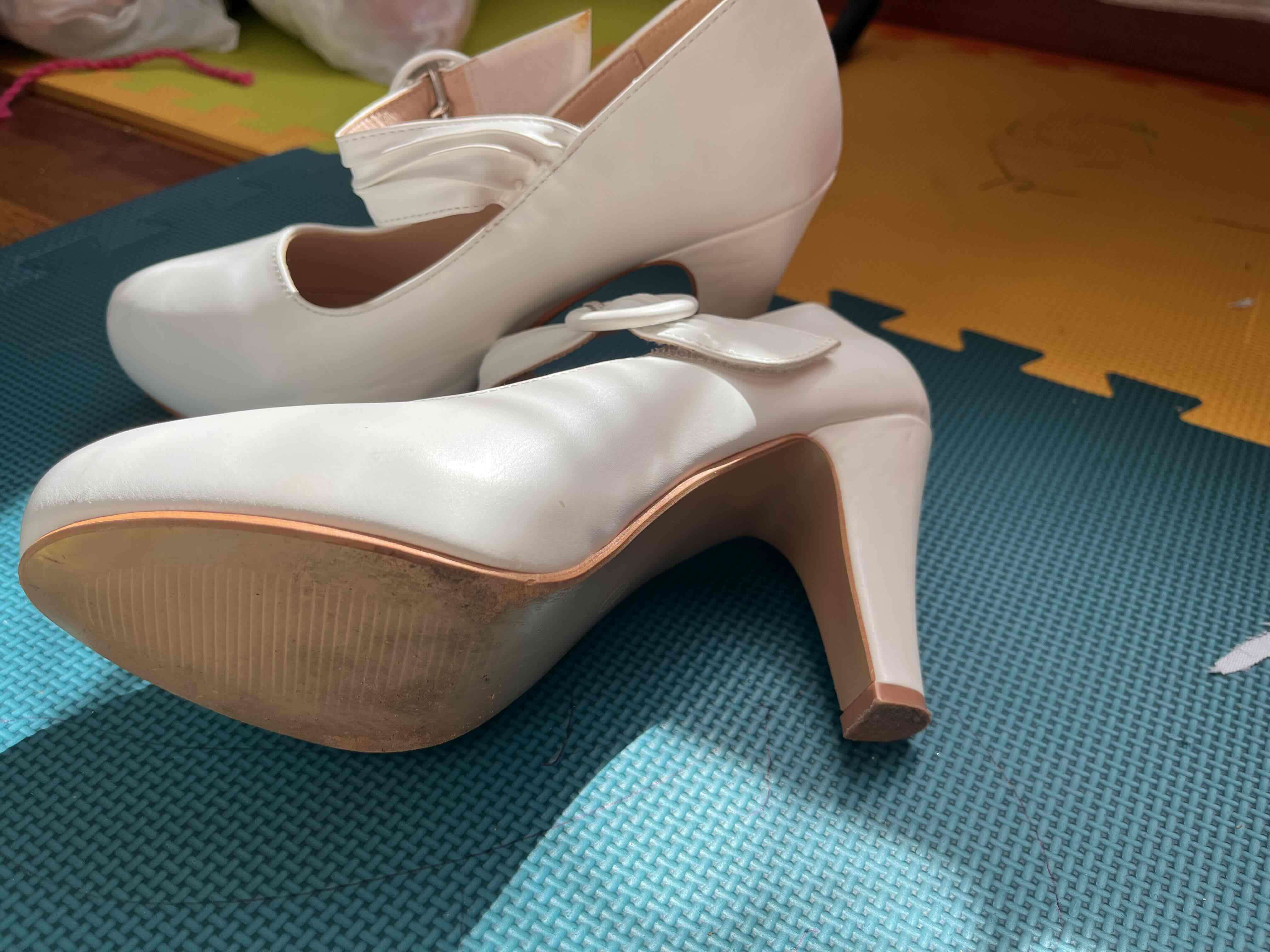 Zapatos blancos de fiesta - miniatura 3