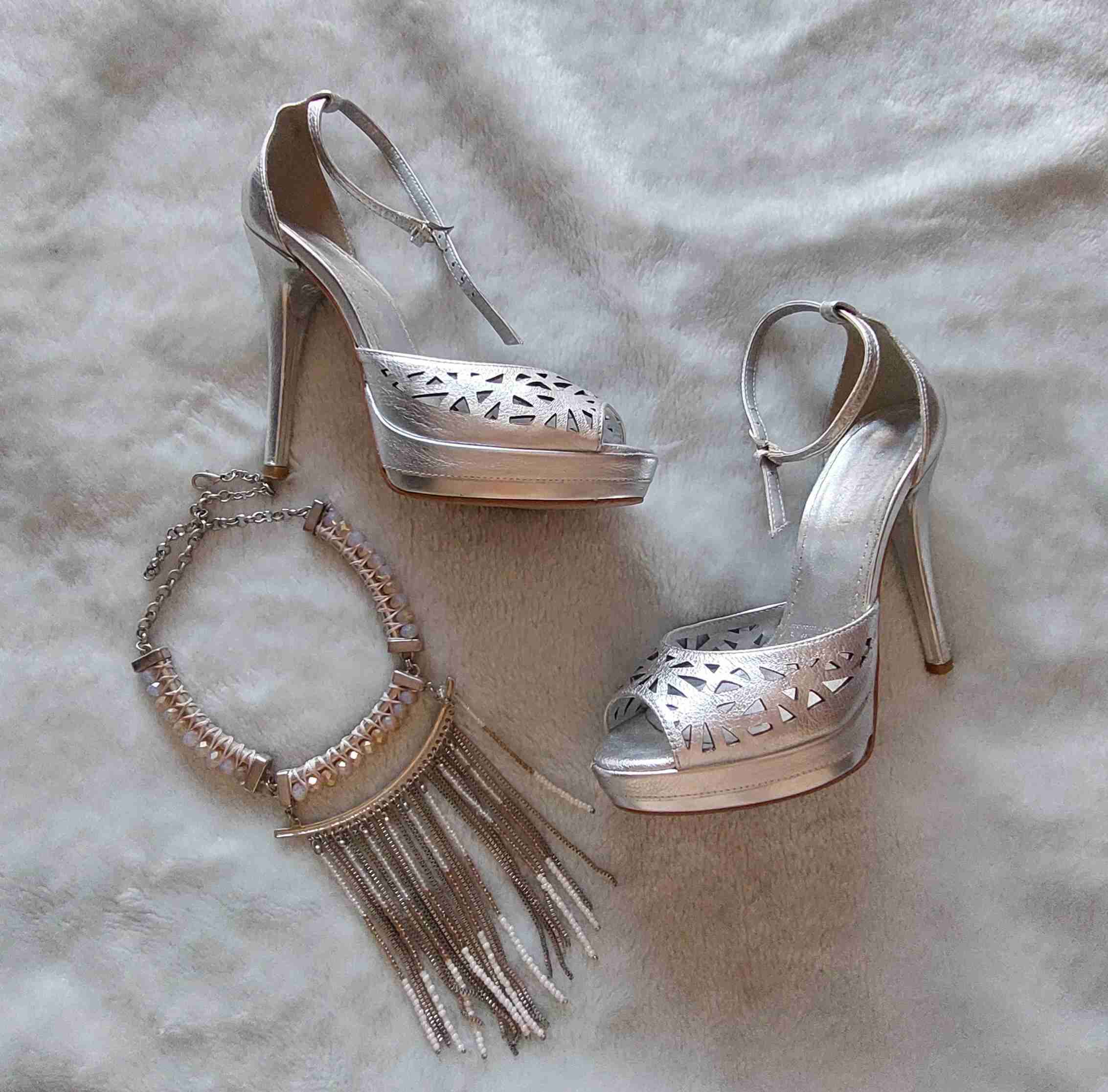 Sandalias plateadas con tacón alto