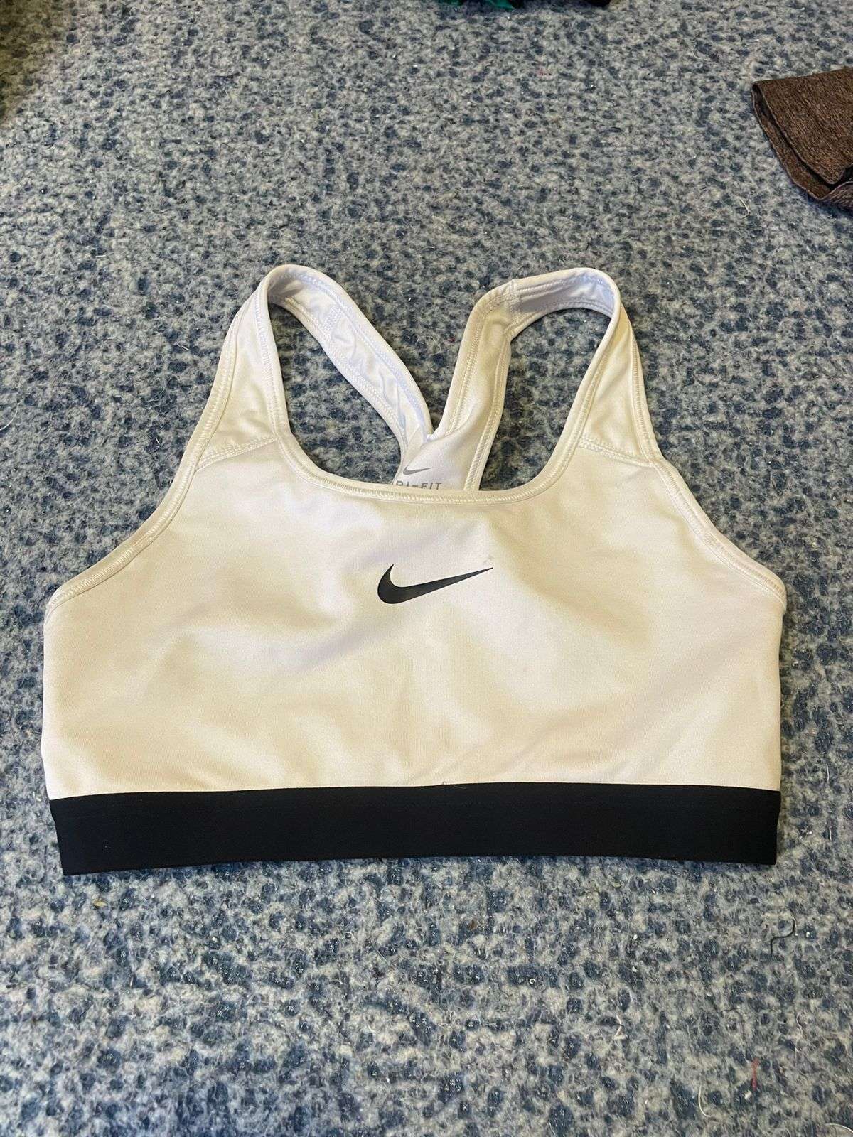 Top deportivo Nike blanco
