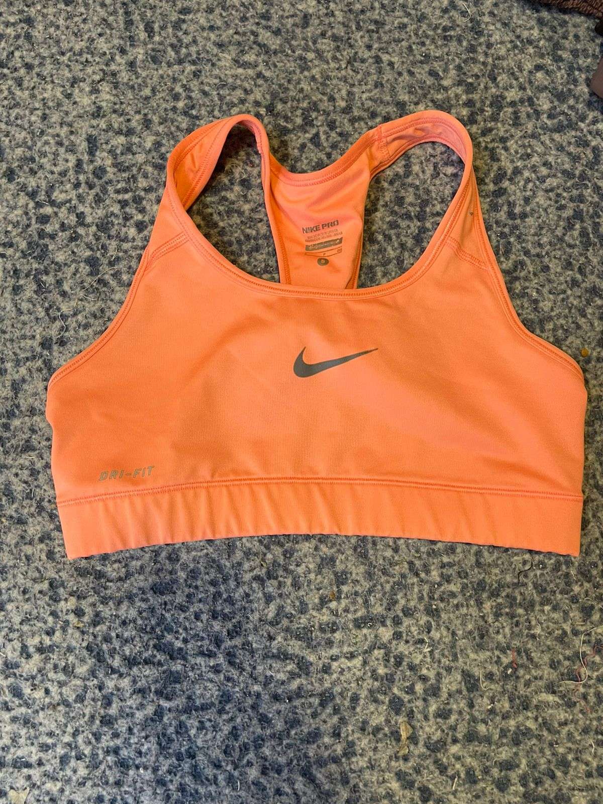 Top deportivo naranja Nike