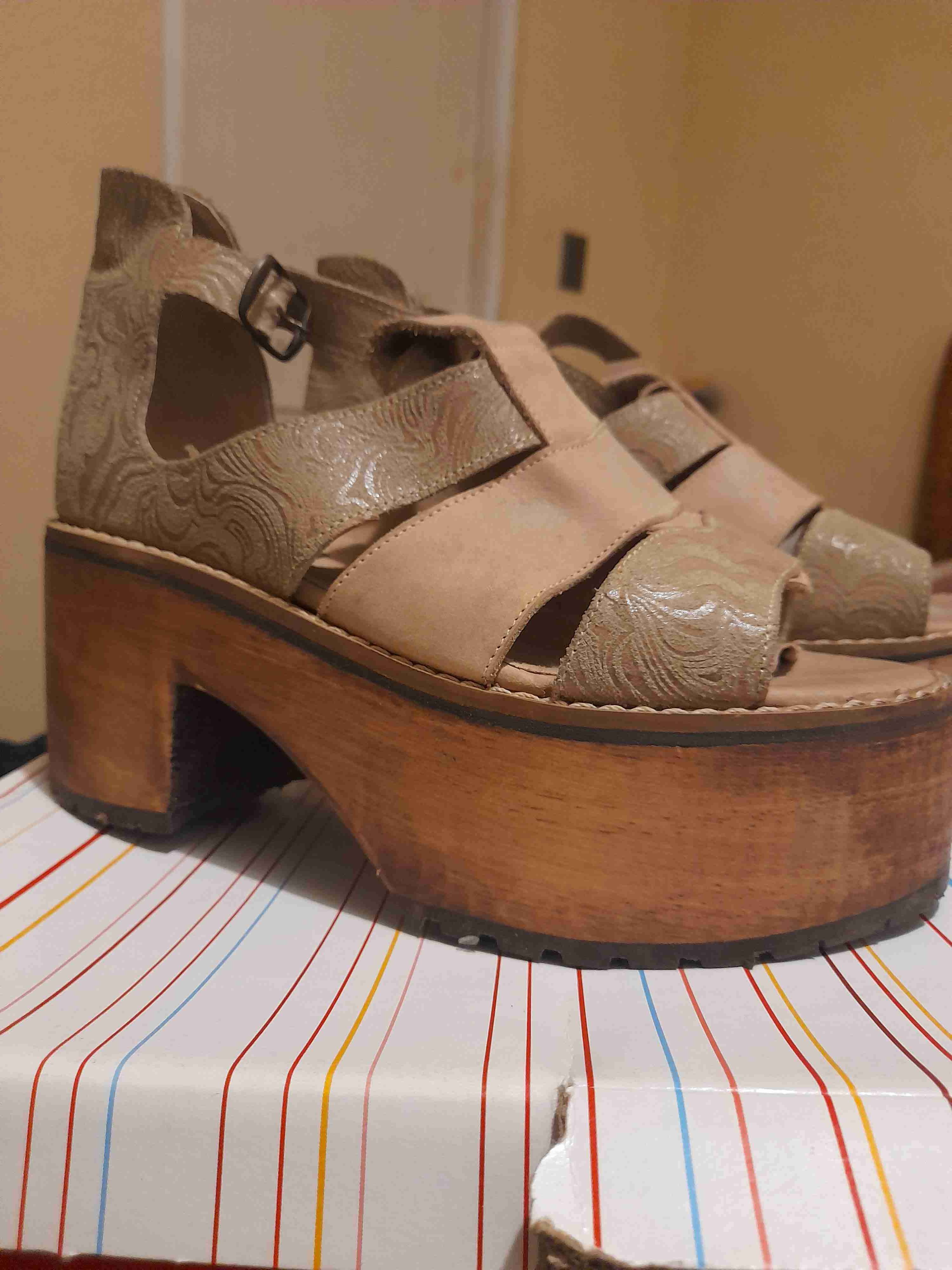 Sandalias de plataforma beige - miniatura 2