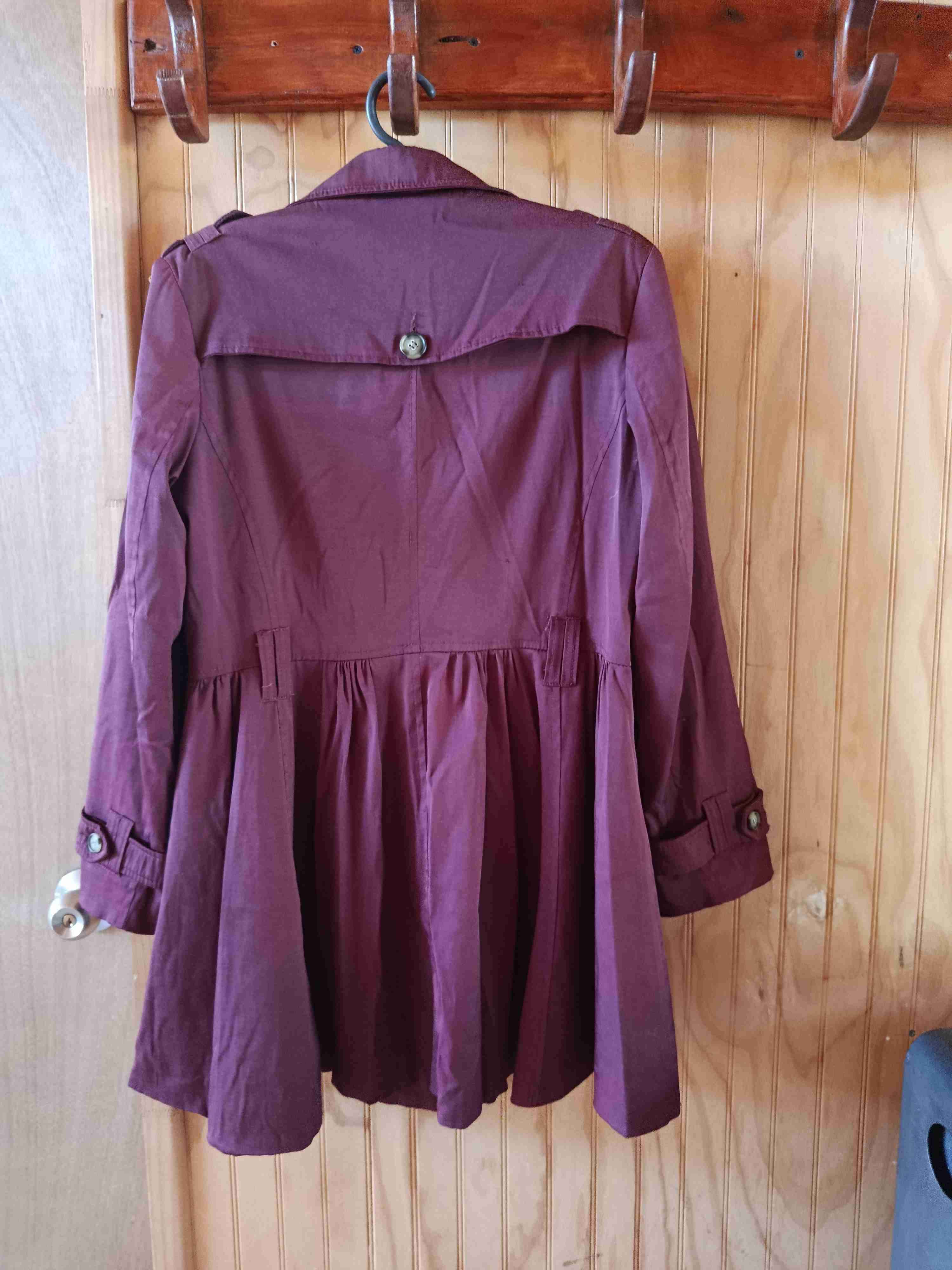 Abrigo burdeo para mujer - miniatura 2