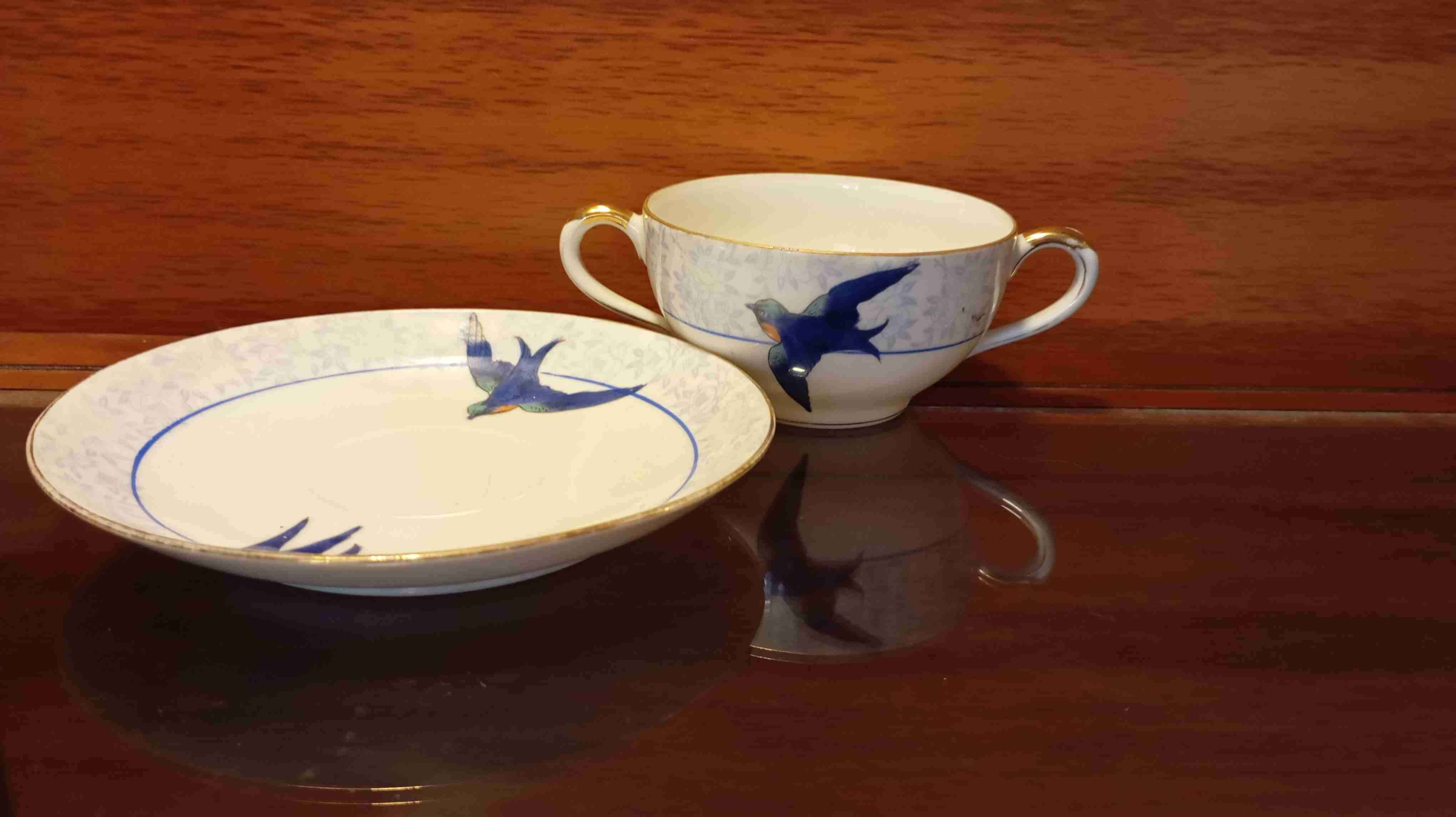 Consomera de porcelana pintada a mano. - miniatura 2