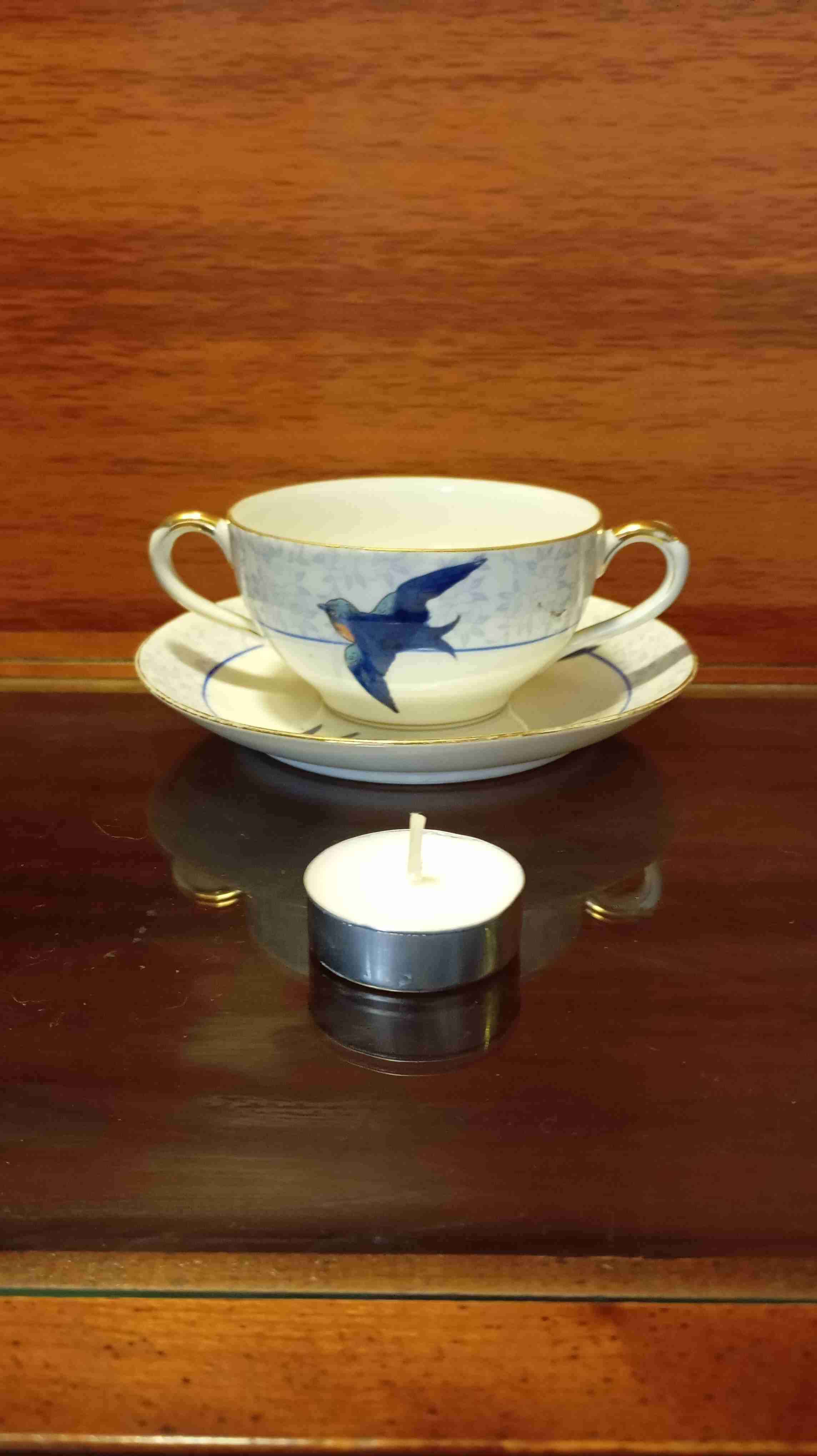 Consomera de porcelana pintada a mano. - miniatura 3