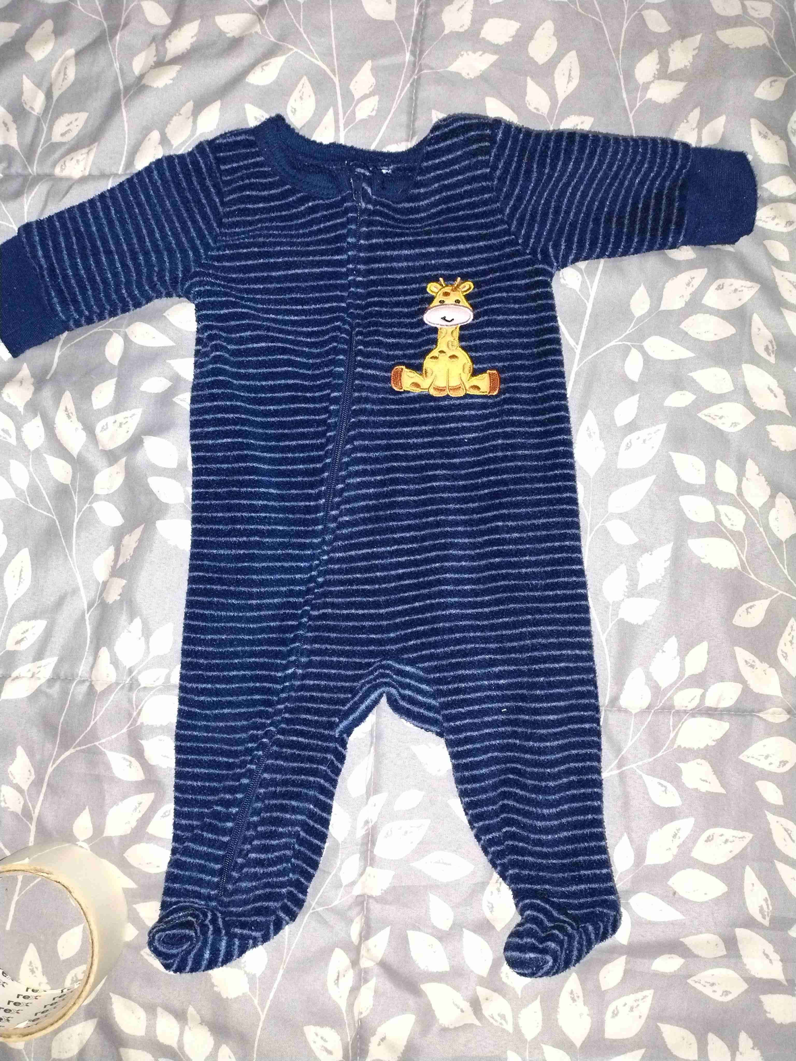 Pijama azul bebé con jirafa