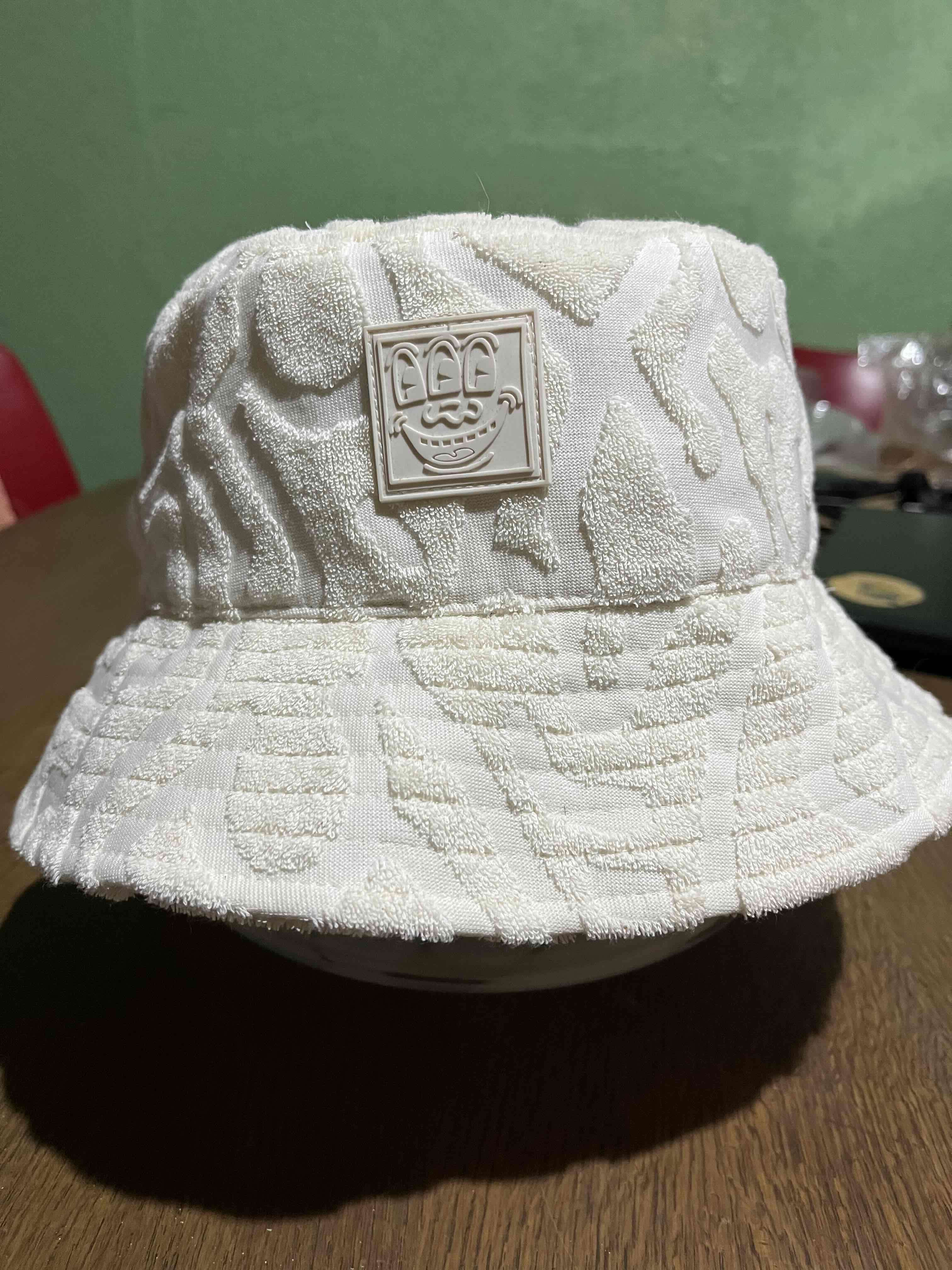 H&M Sombrero blanco con diseño - miniatura 1