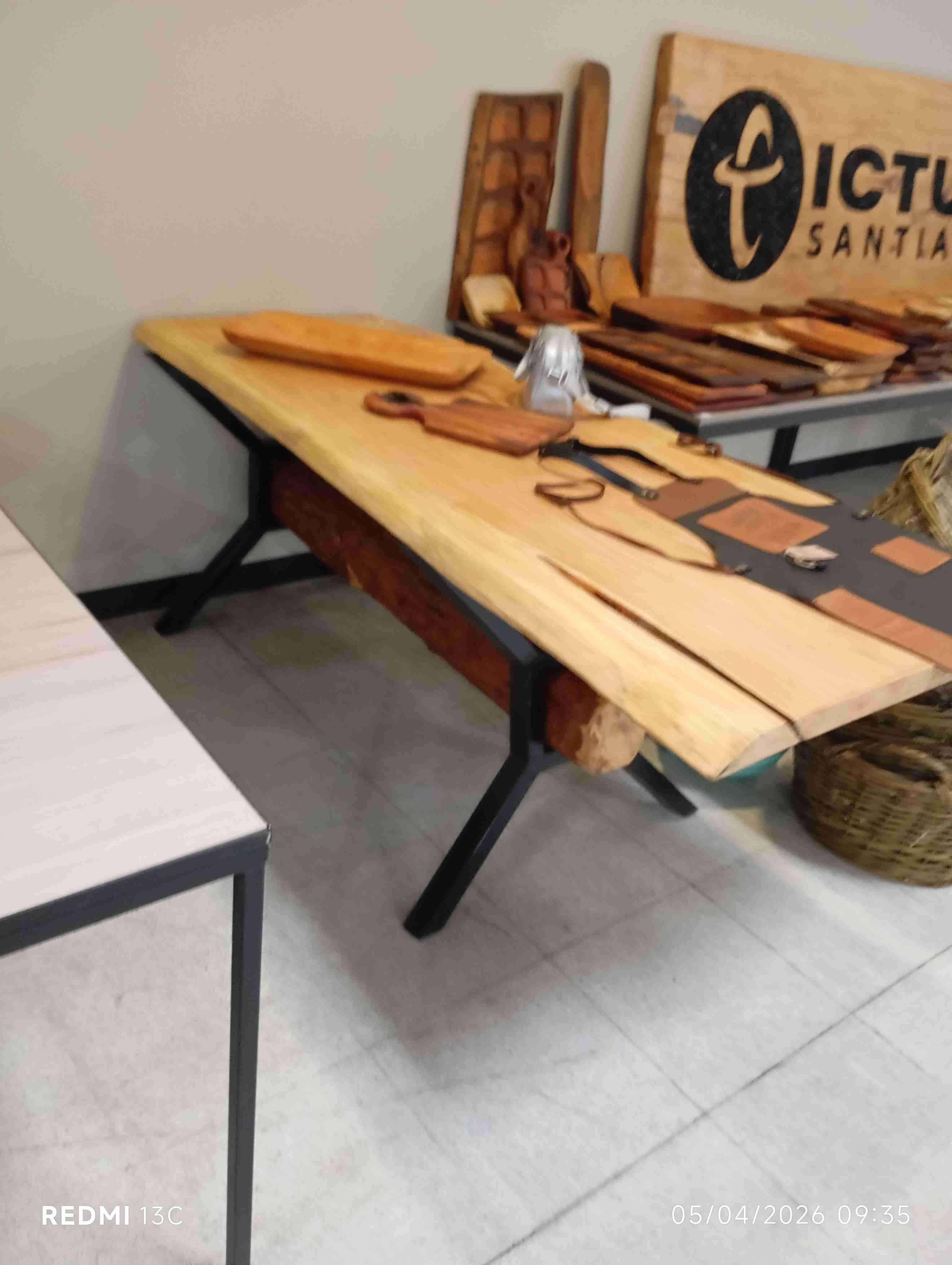 Mesa de madera con estructura metálica - 1