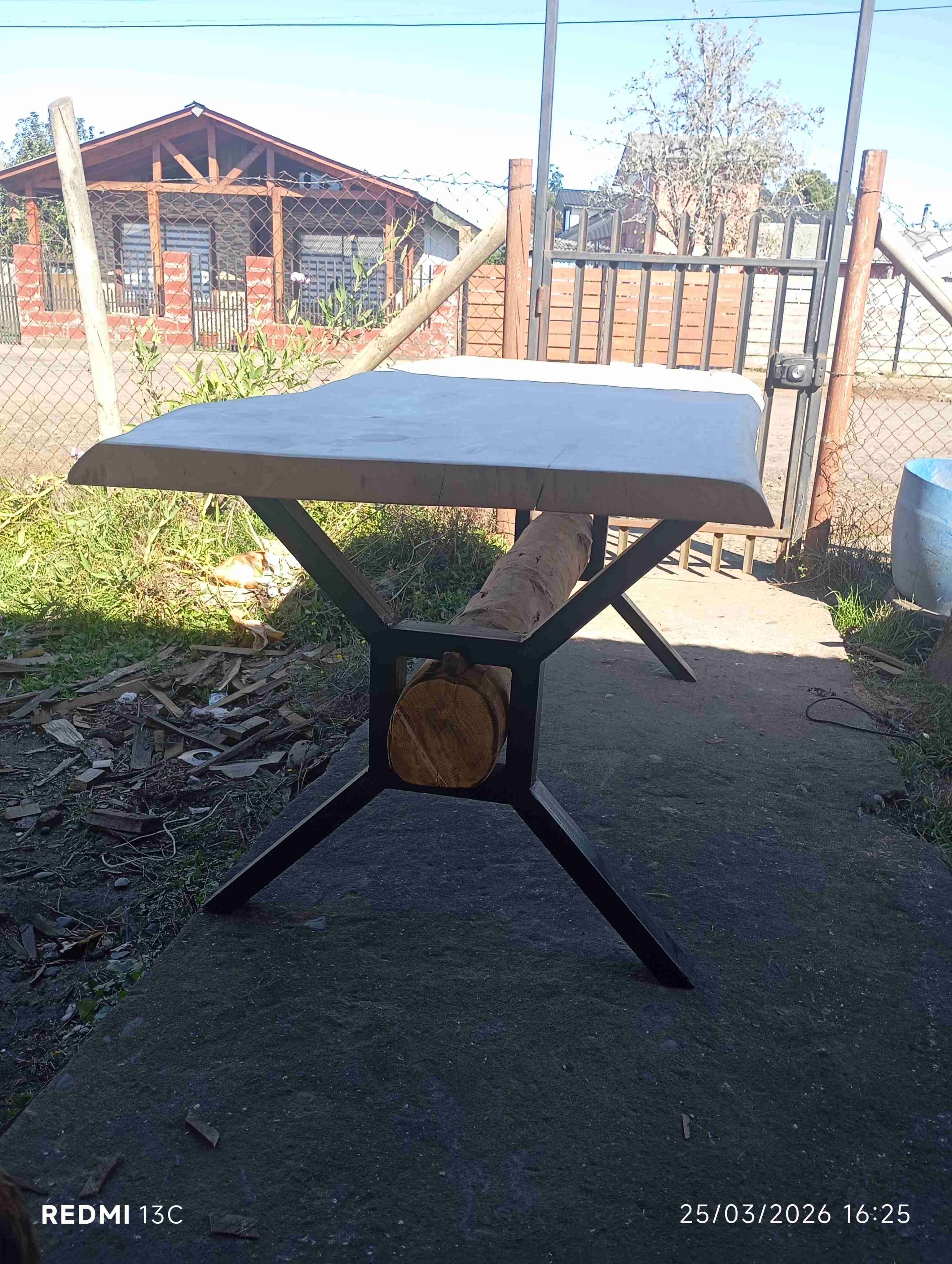 Mesa de madera con estructura metálica - 2