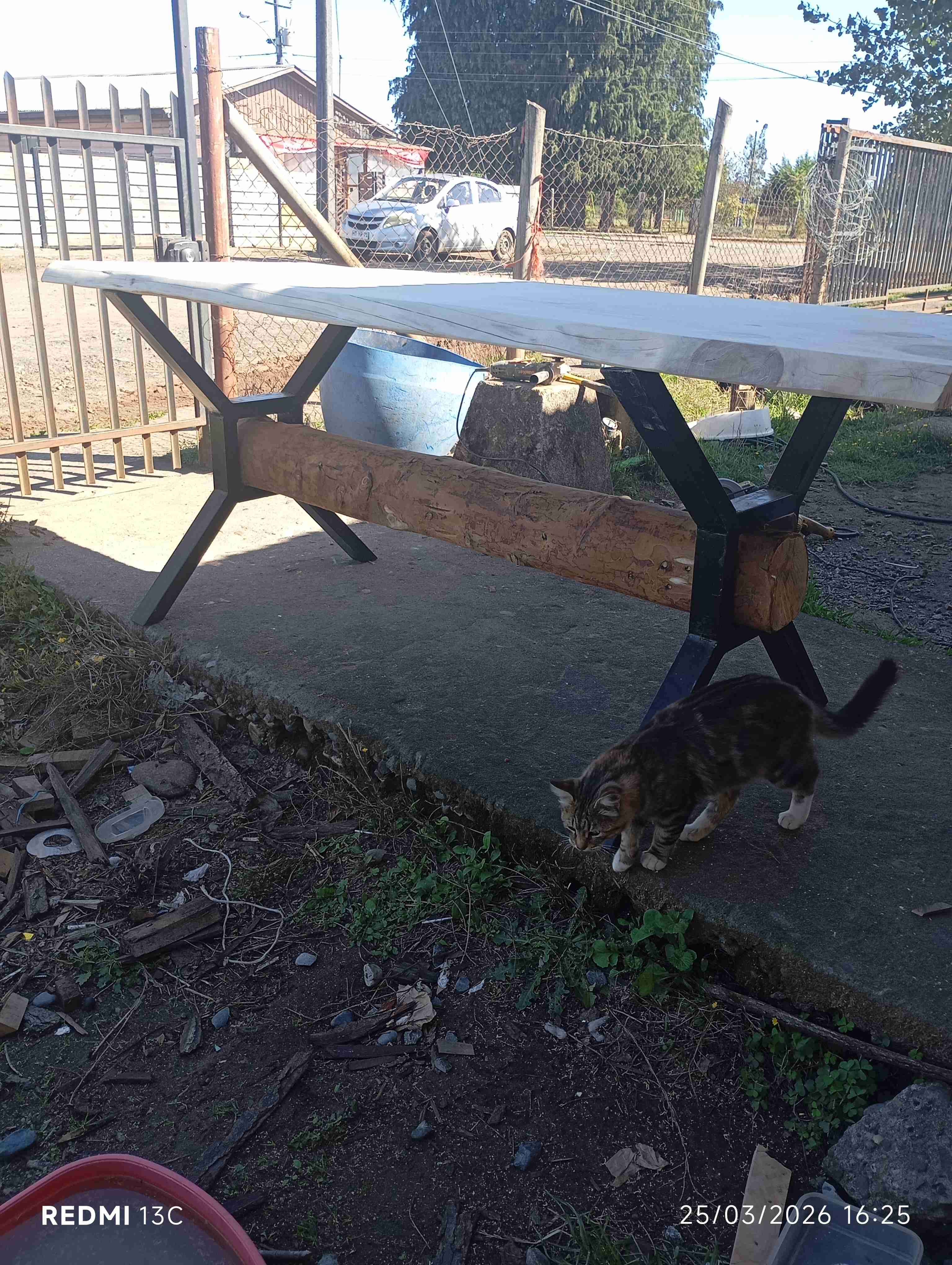 Mesa de madera con estructura metálica - 3